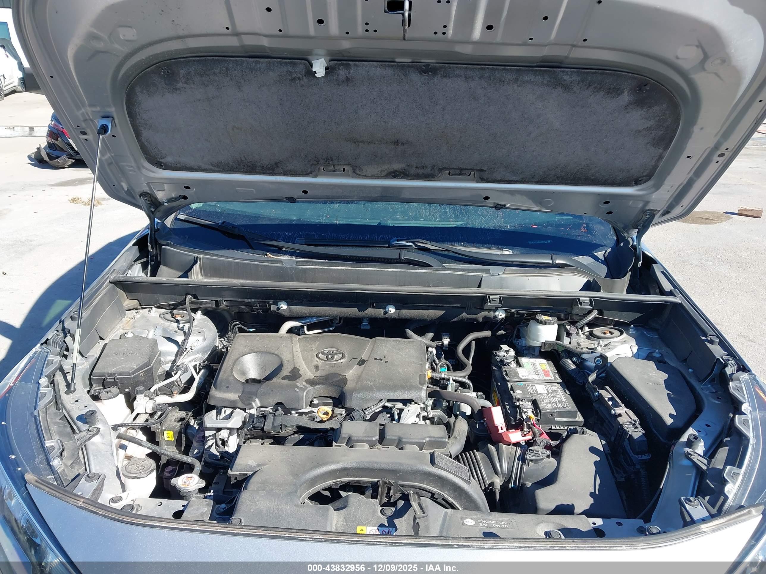 TOYOTA RAV4 image 10