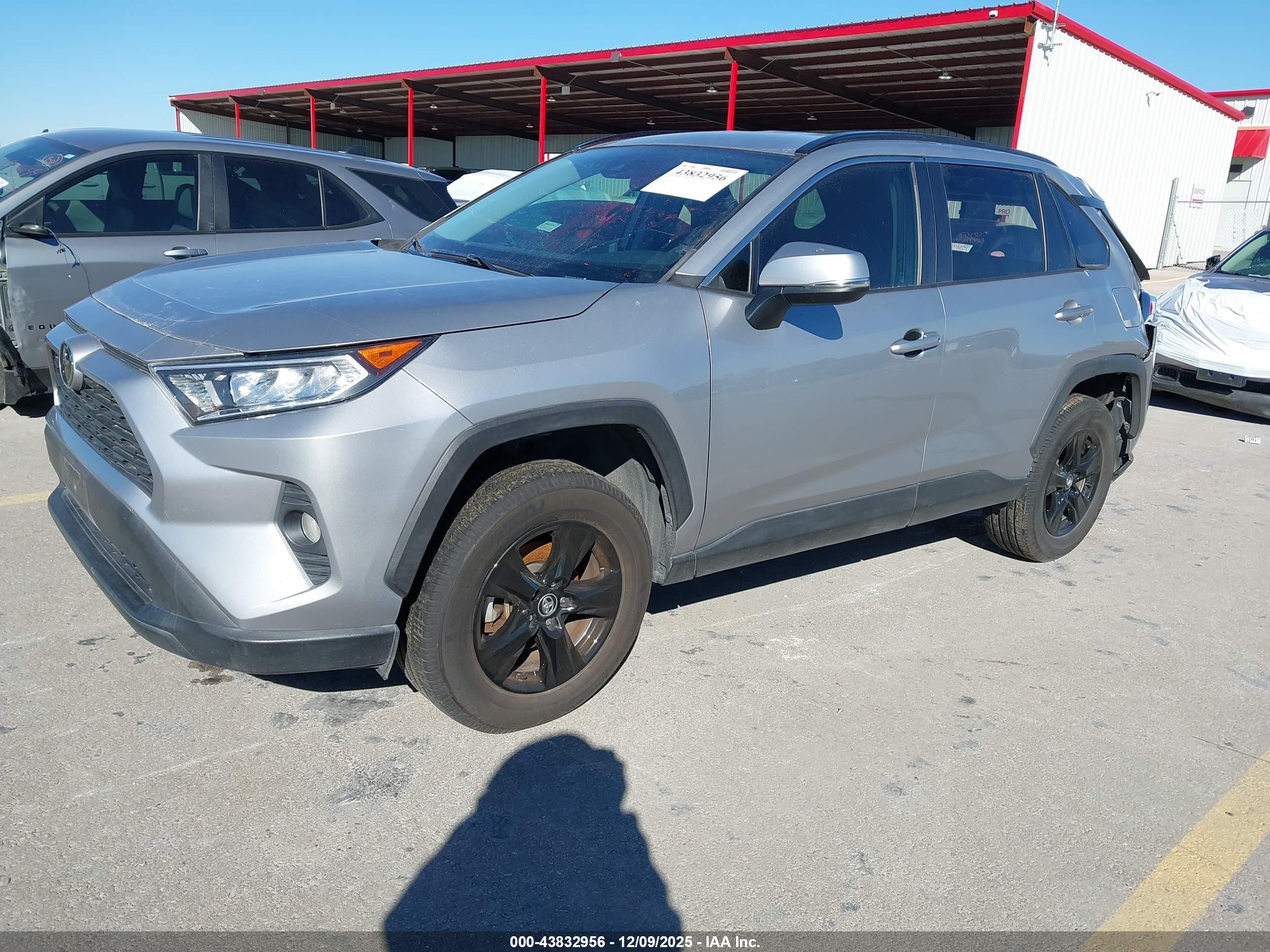 TOYOTA RAV4 image 2