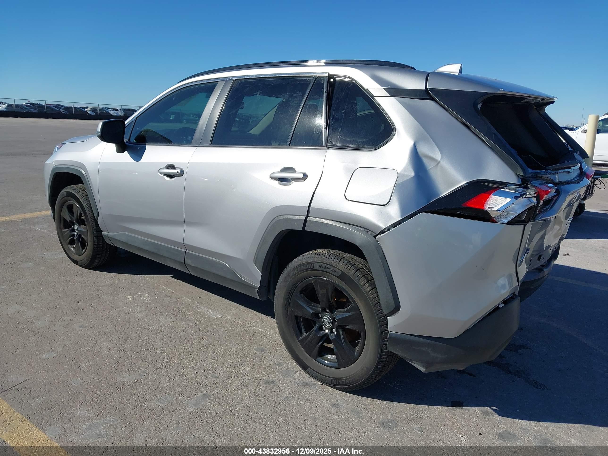 TOYOTA RAV4 image 3