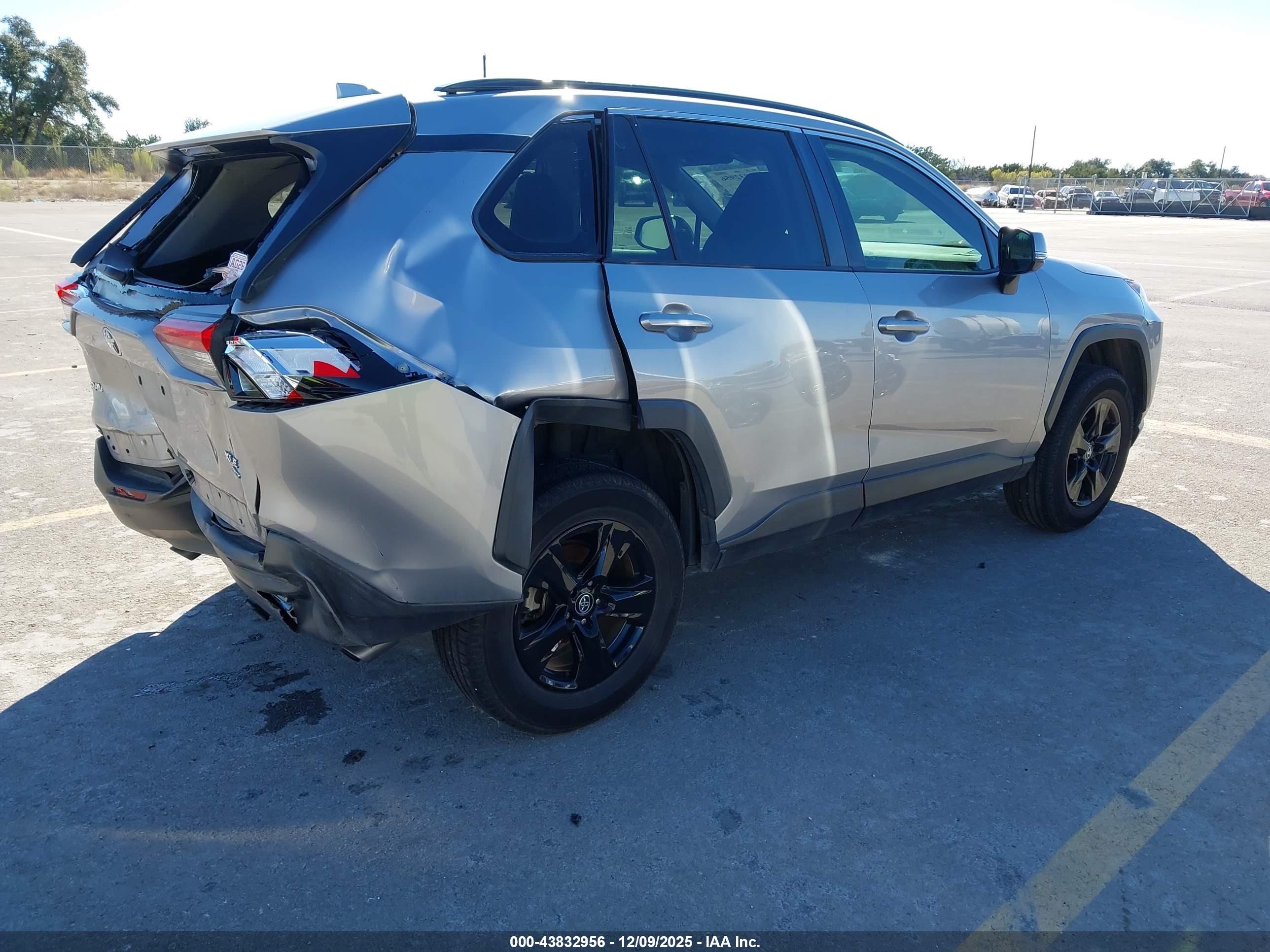 TOYOTA RAV4 image 4