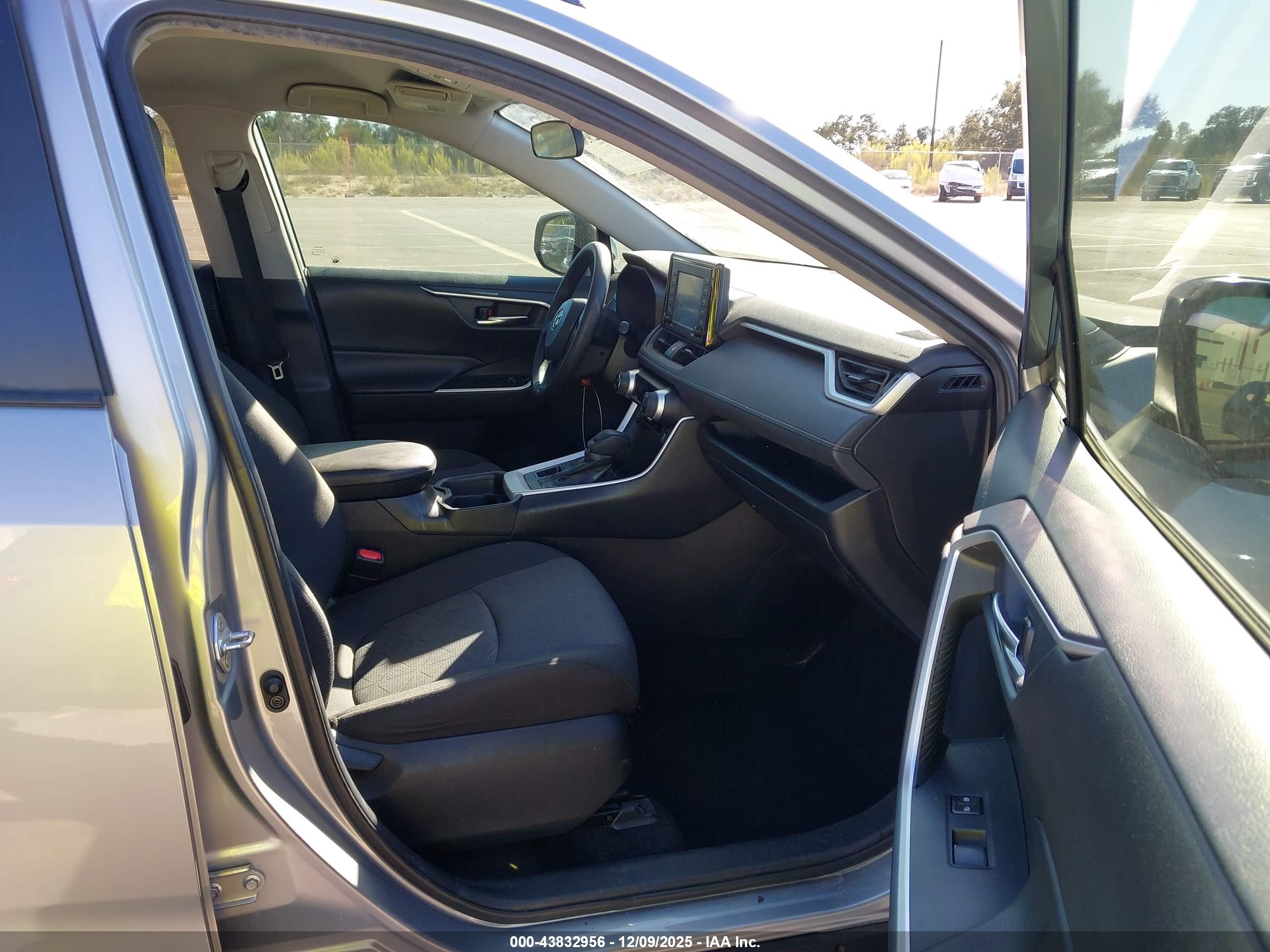 TOYOTA RAV4 image 5