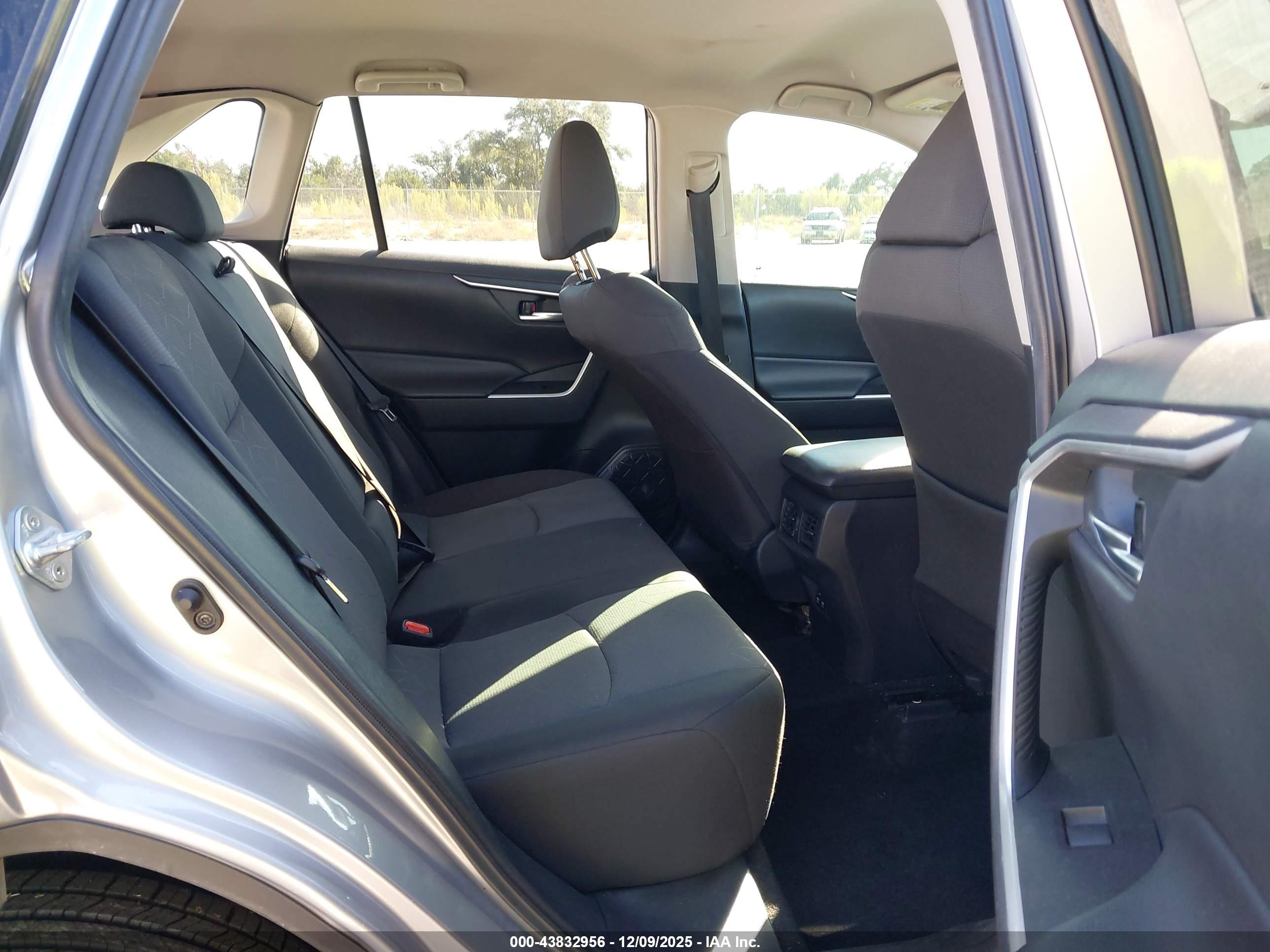 TOYOTA RAV4 image 8