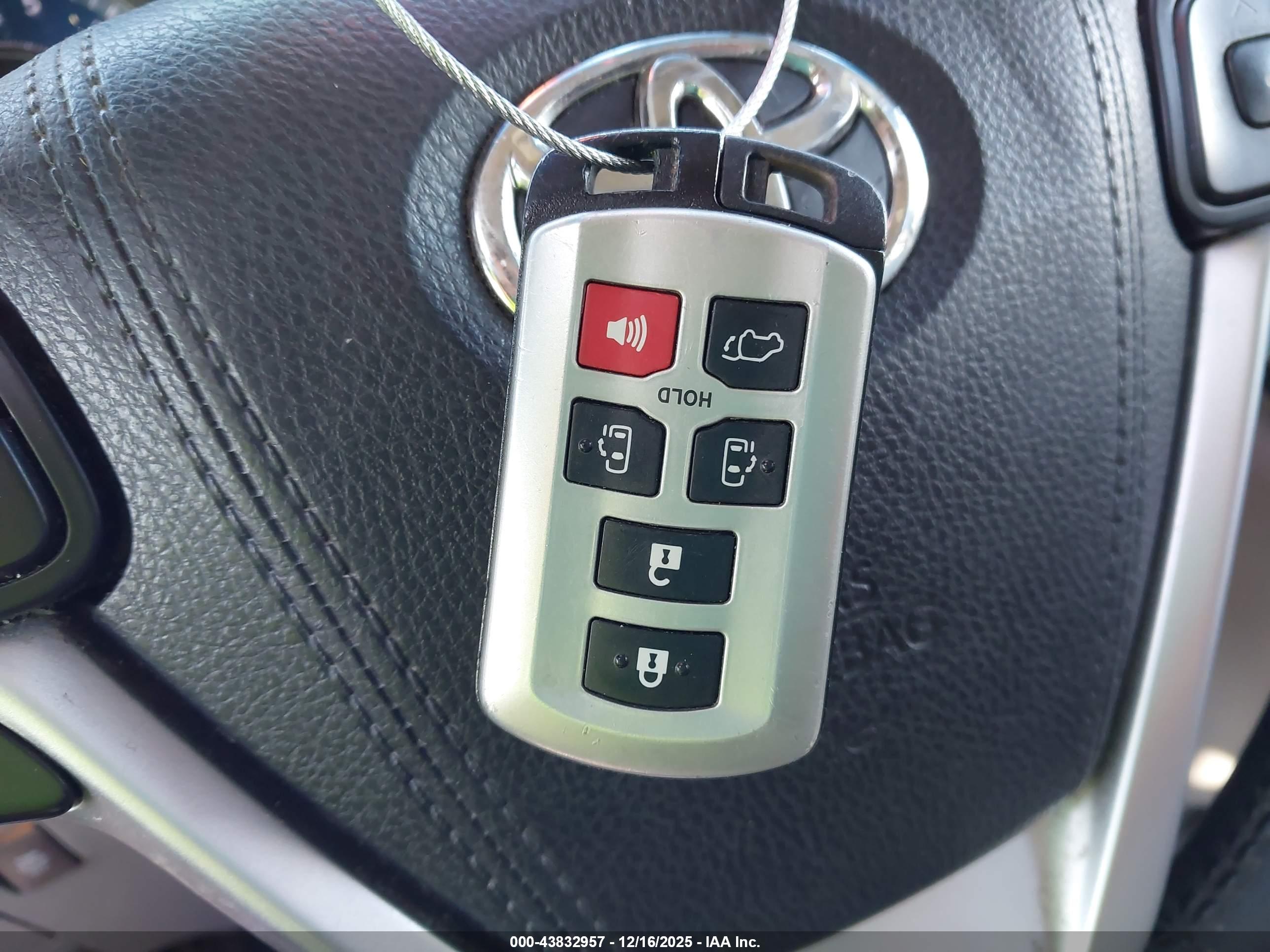 TOYOTA SIENNA image 11