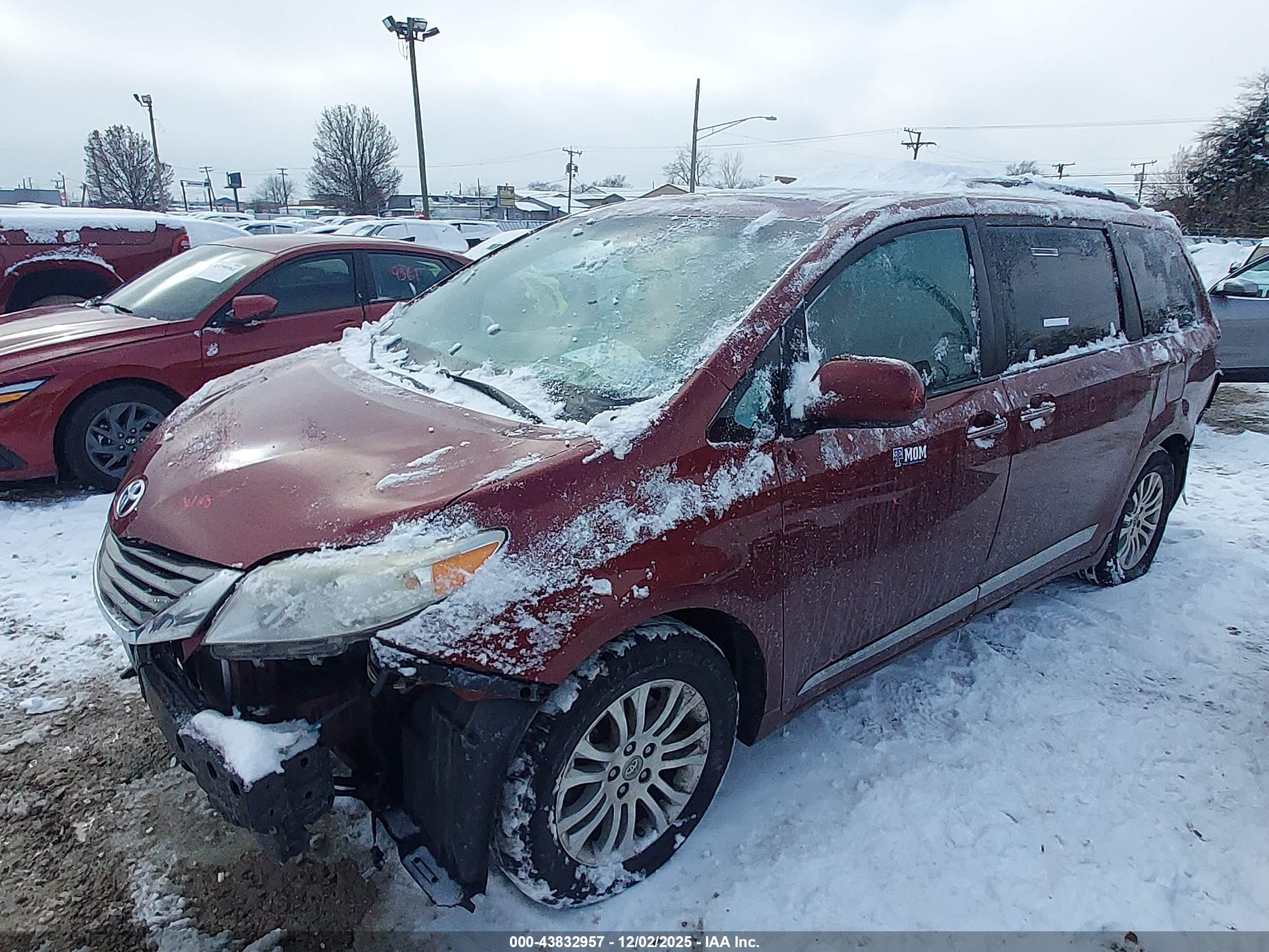 TOYOTA SIENNA image 2