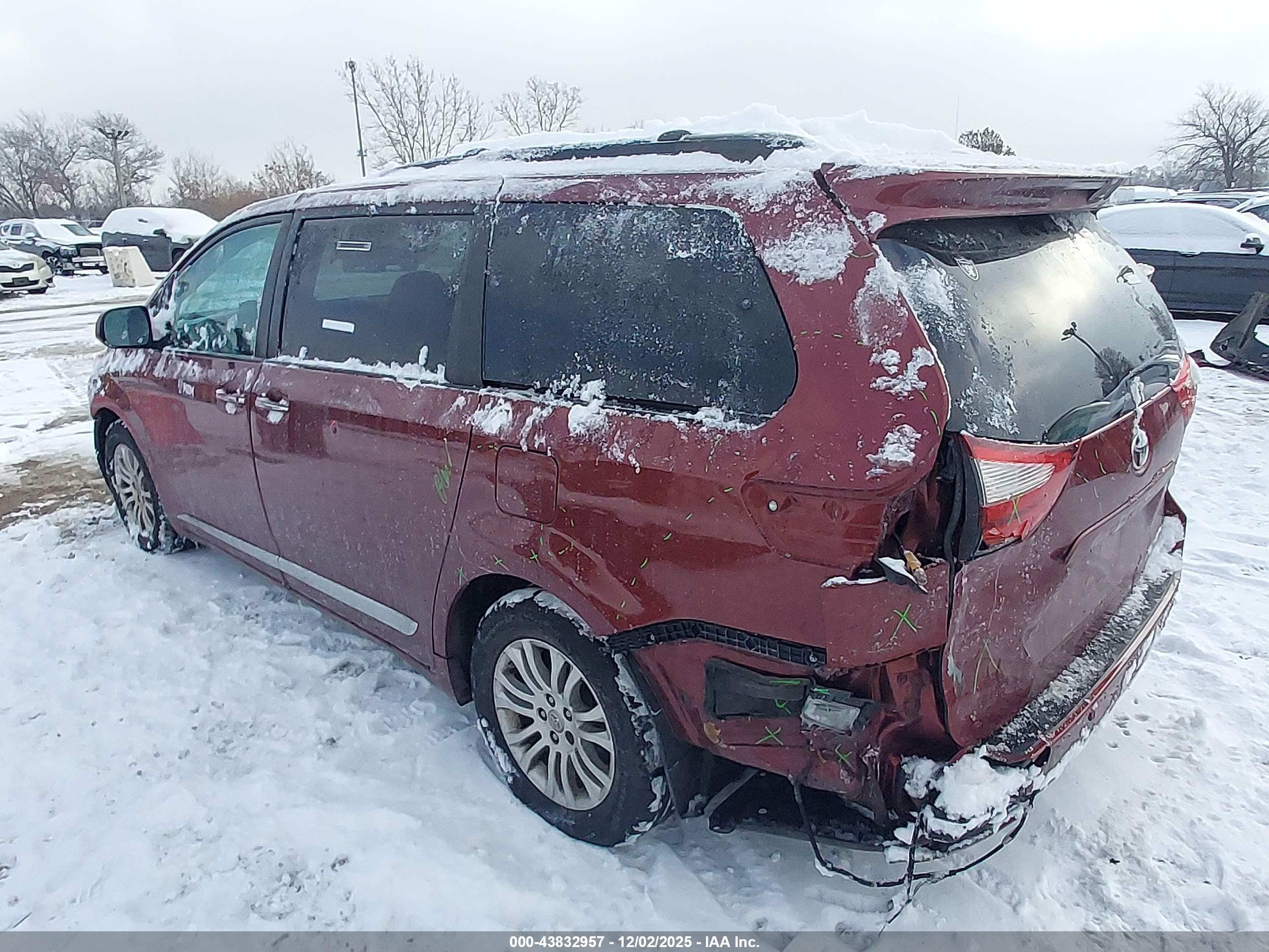 TOYOTA SIENNA image 3