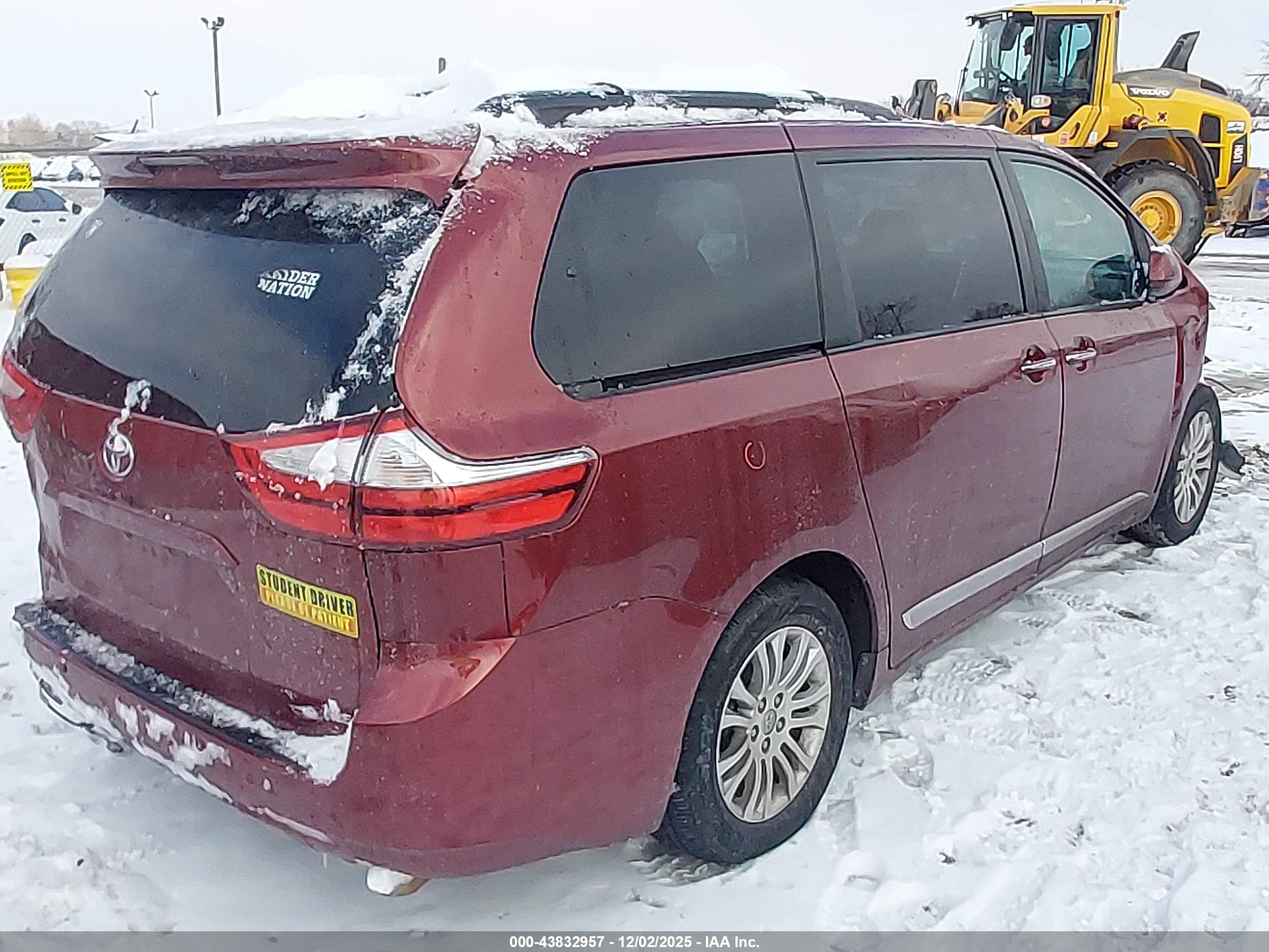 TOYOTA SIENNA image 4
