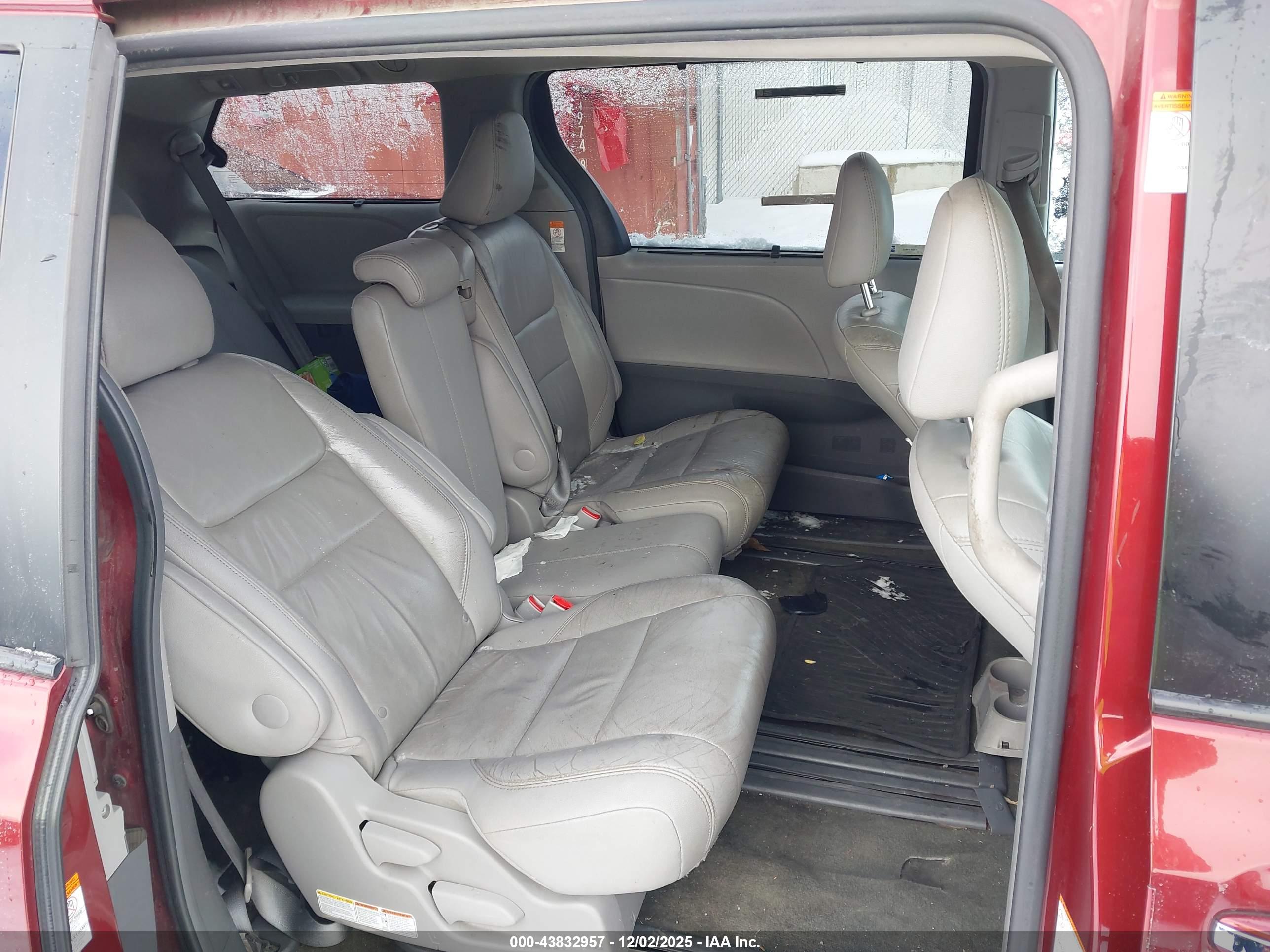 TOYOTA SIENNA image 8