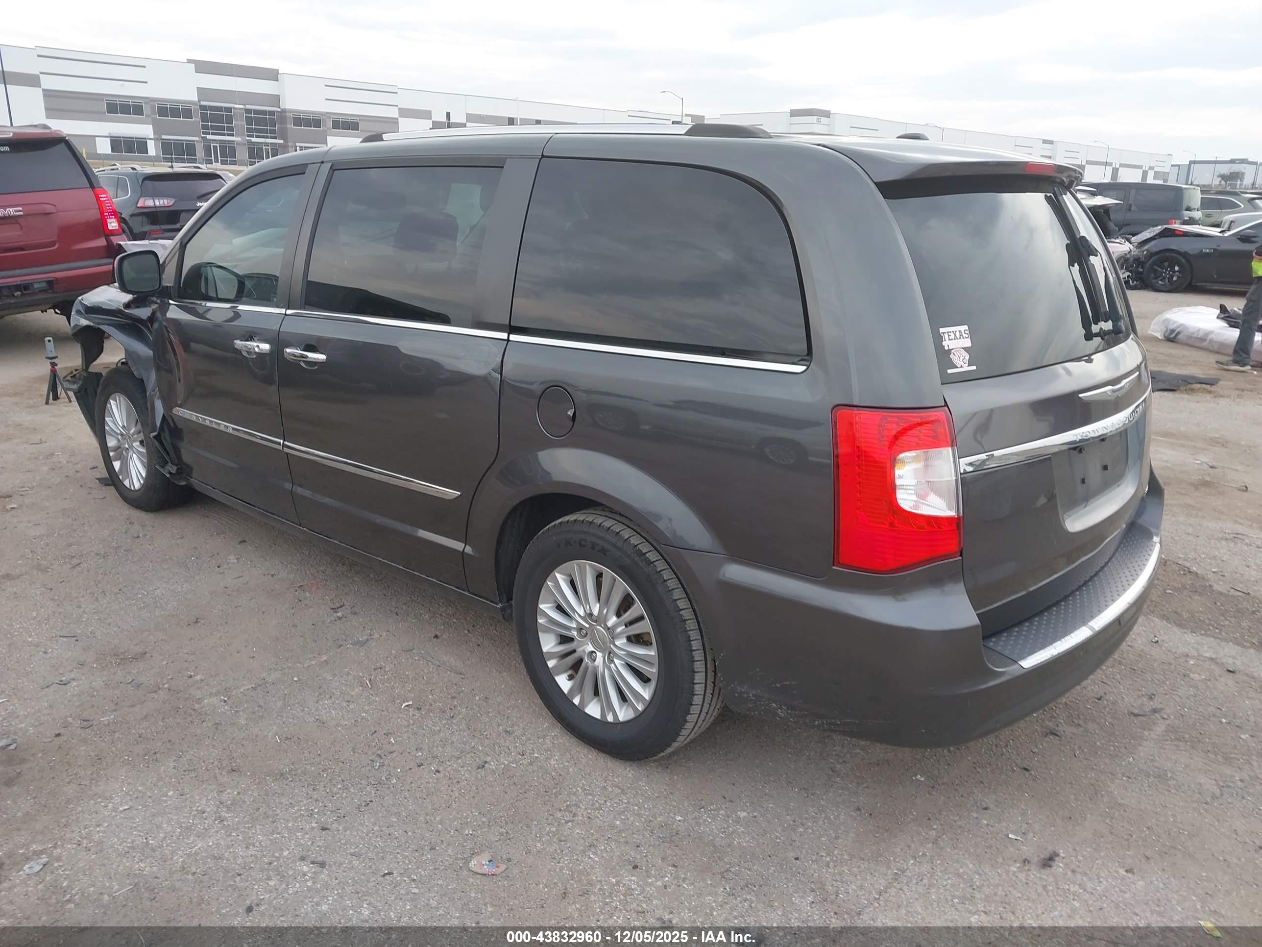 CHRYSLER TOWN image 3