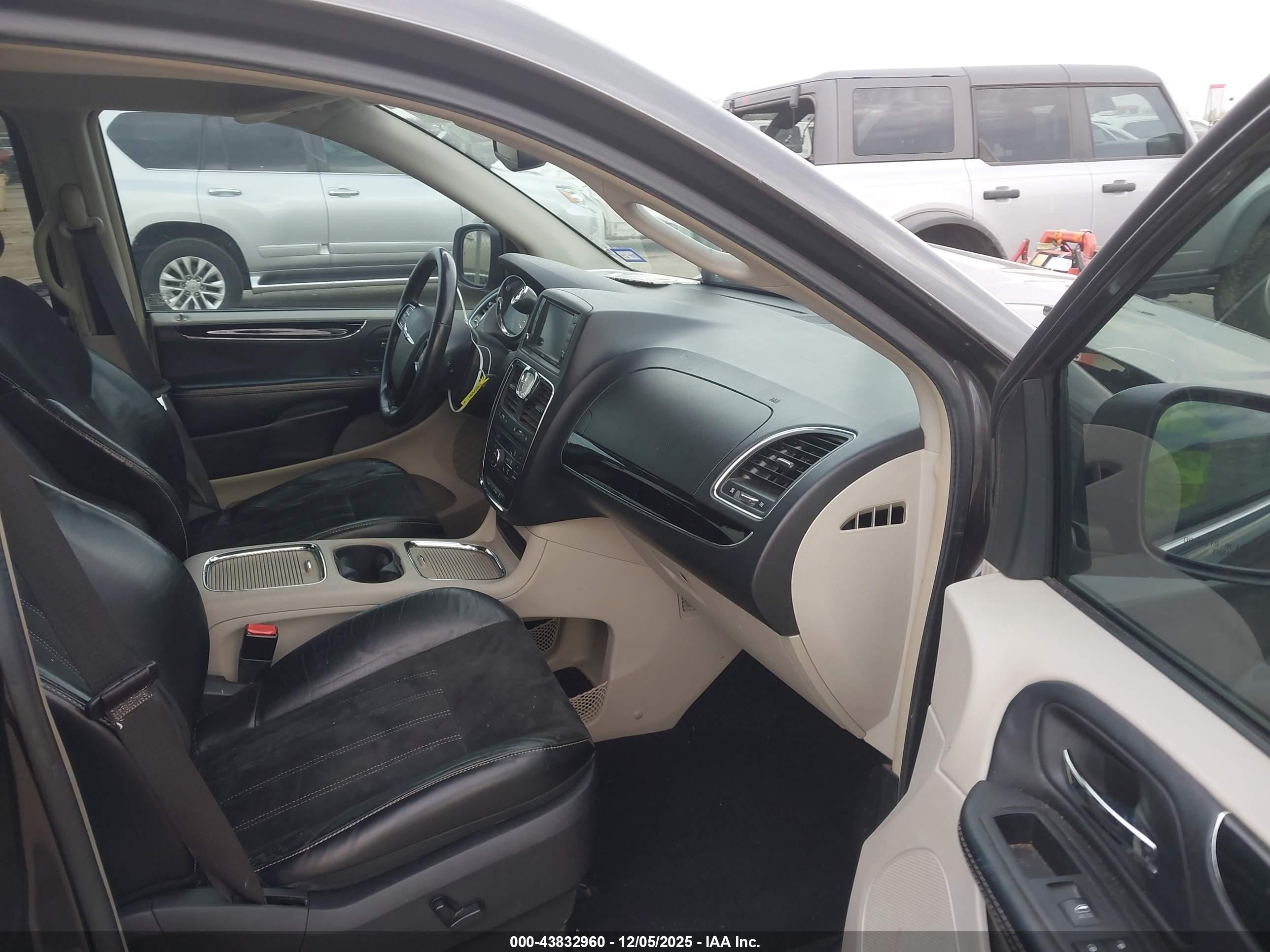CHRYSLER TOWN image 5