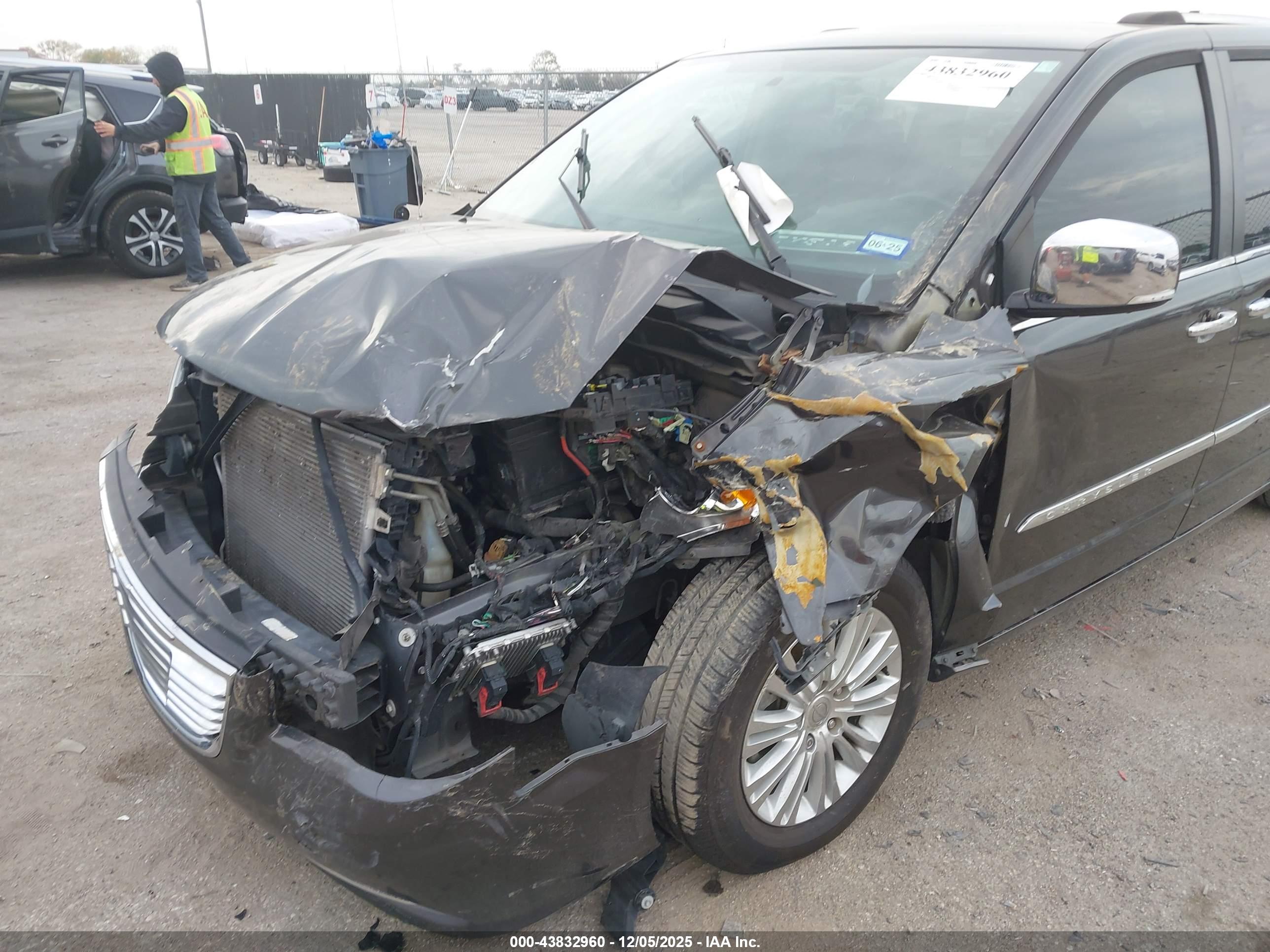 CHRYSLER TOWN image 6