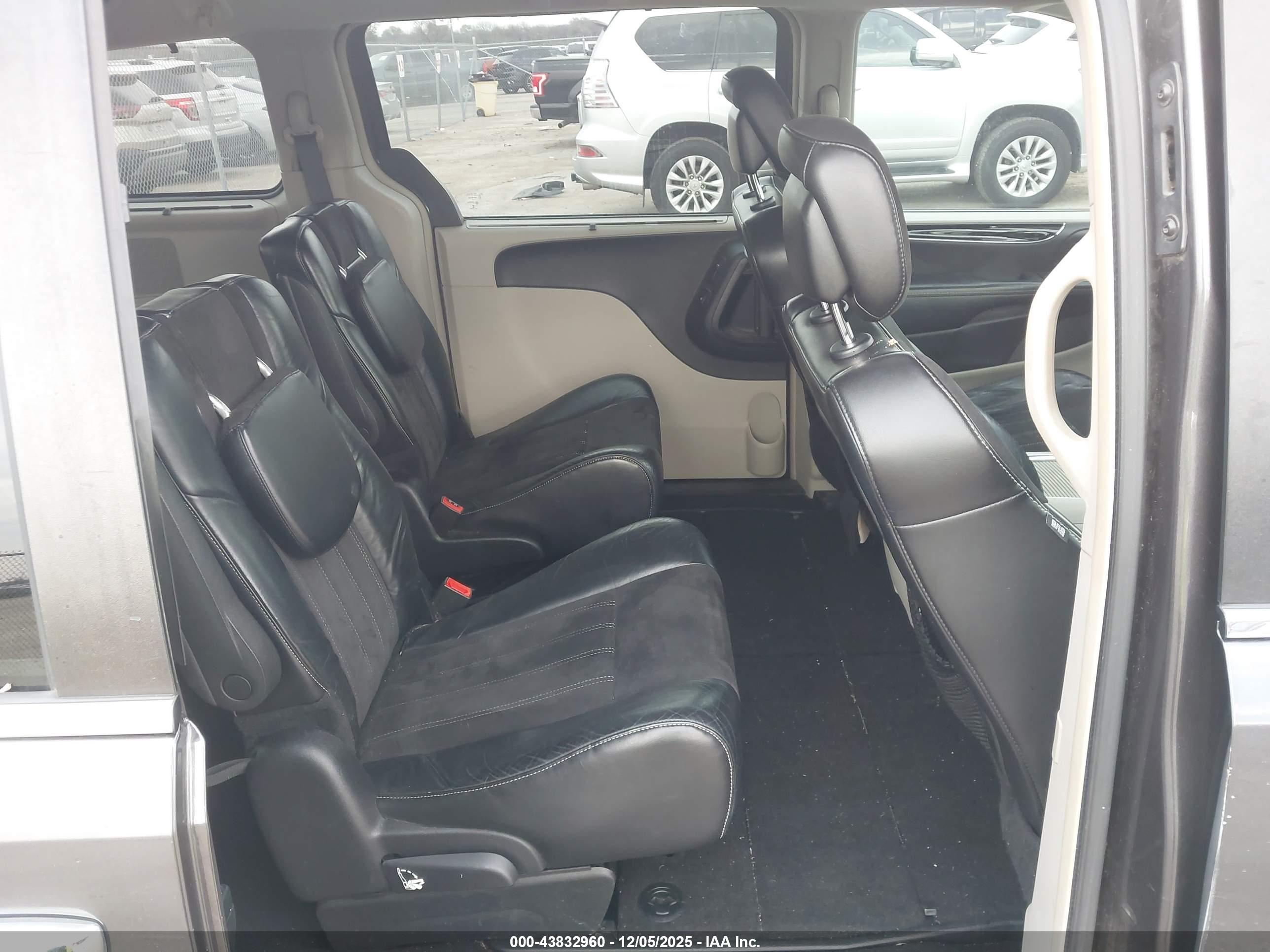CHRYSLER TOWN image 8