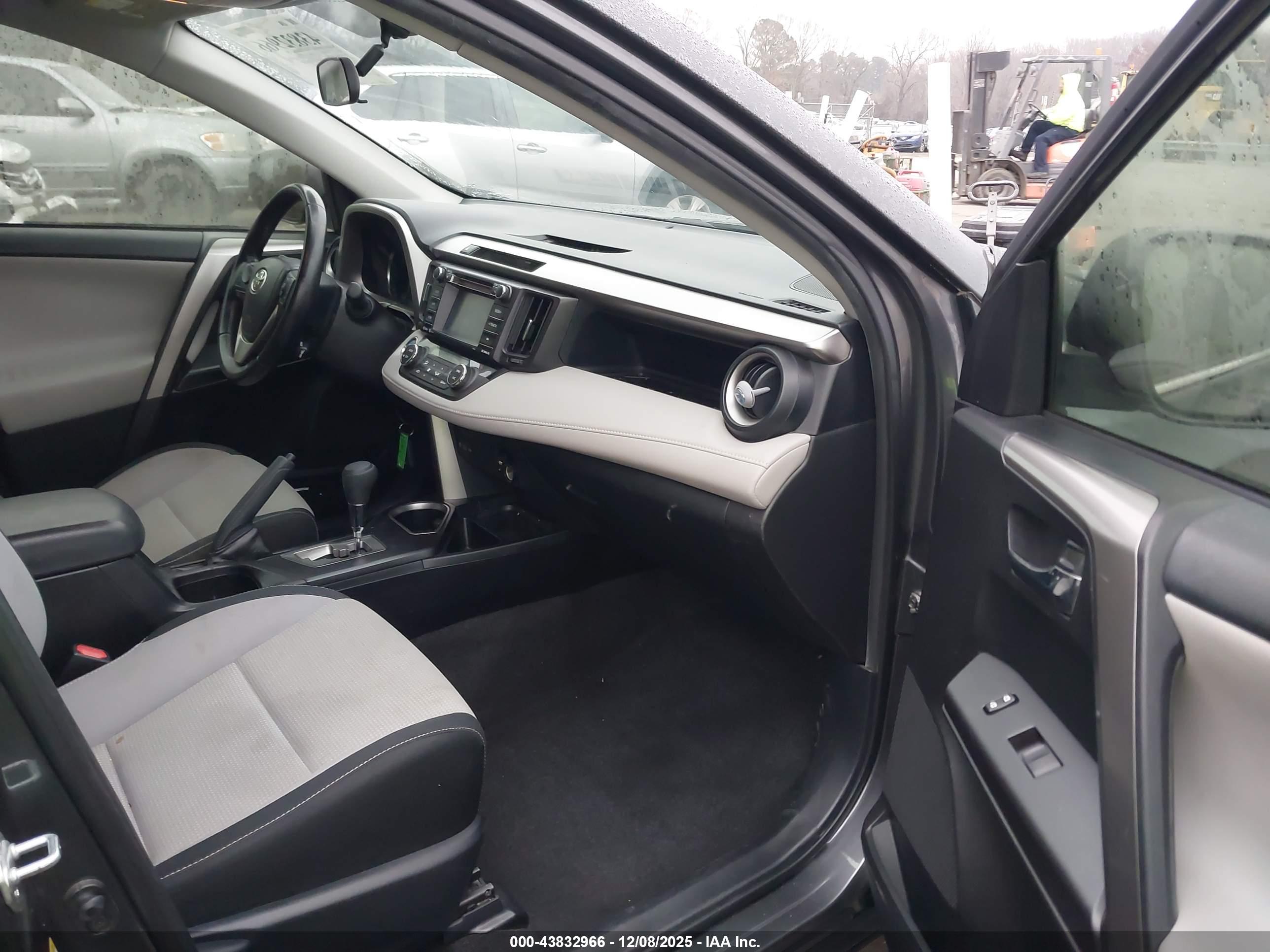 TOYOTA RAV4 image 5