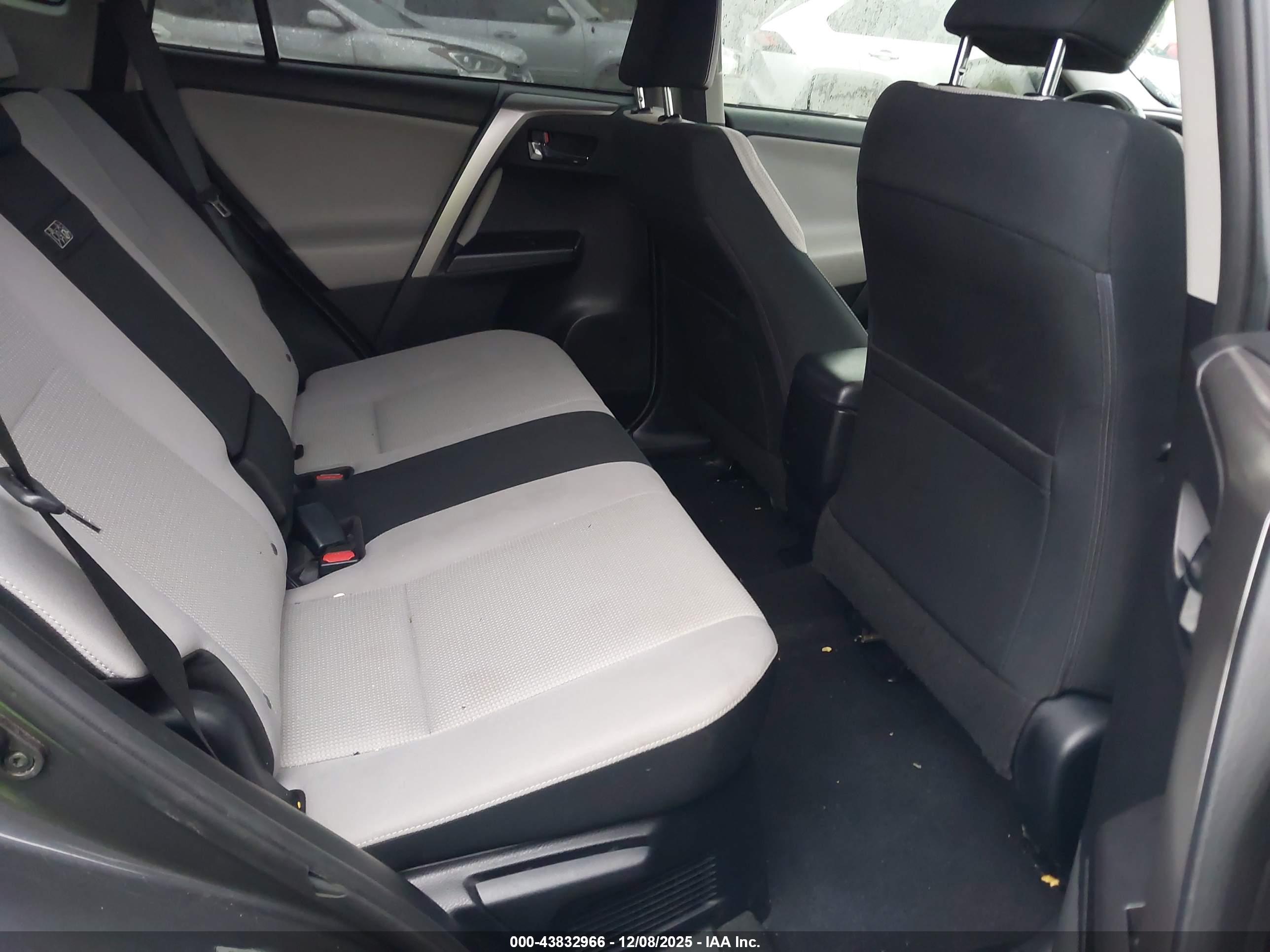TOYOTA RAV4 image 8