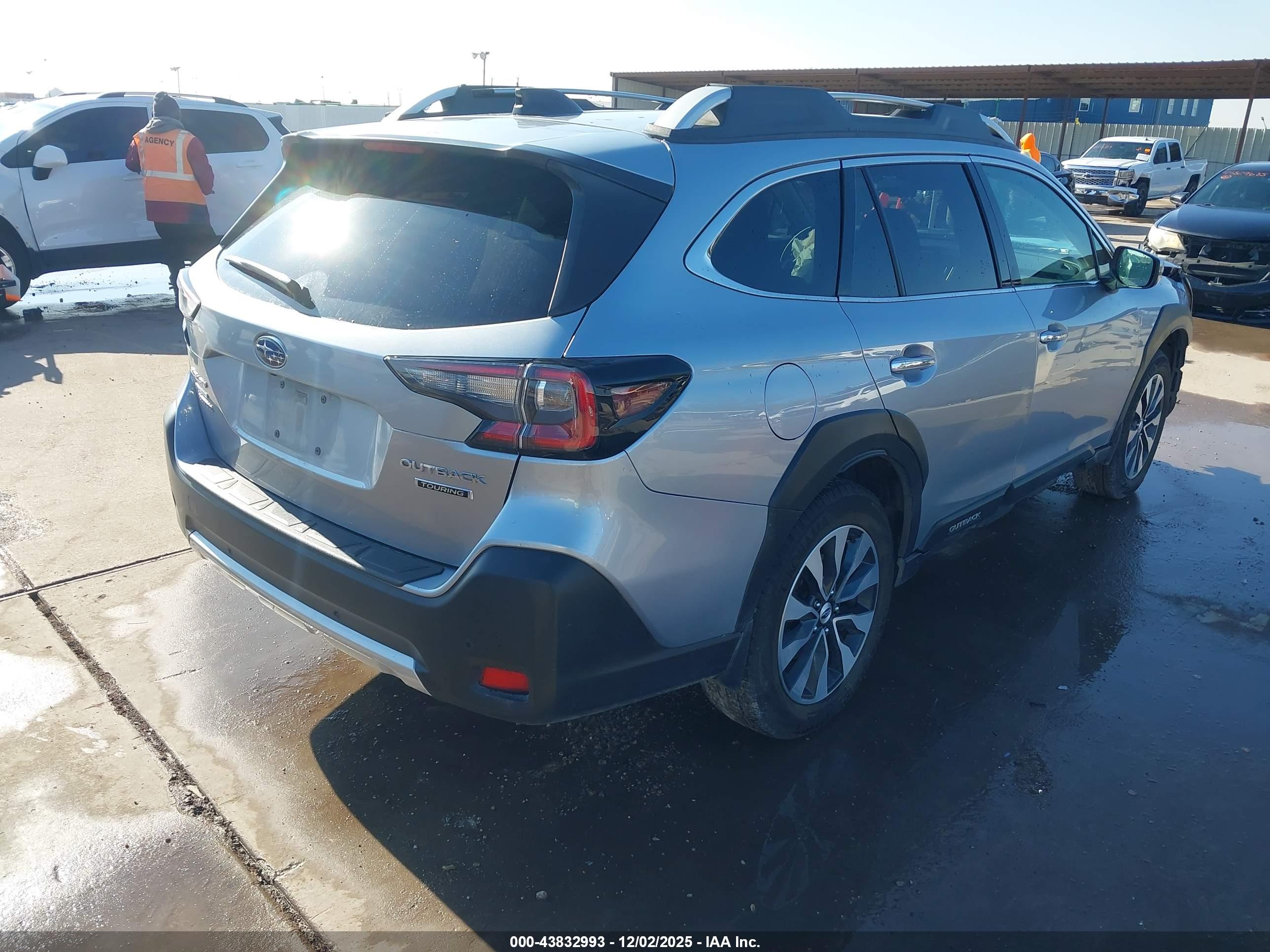 SUBARU OUTBACK image 4