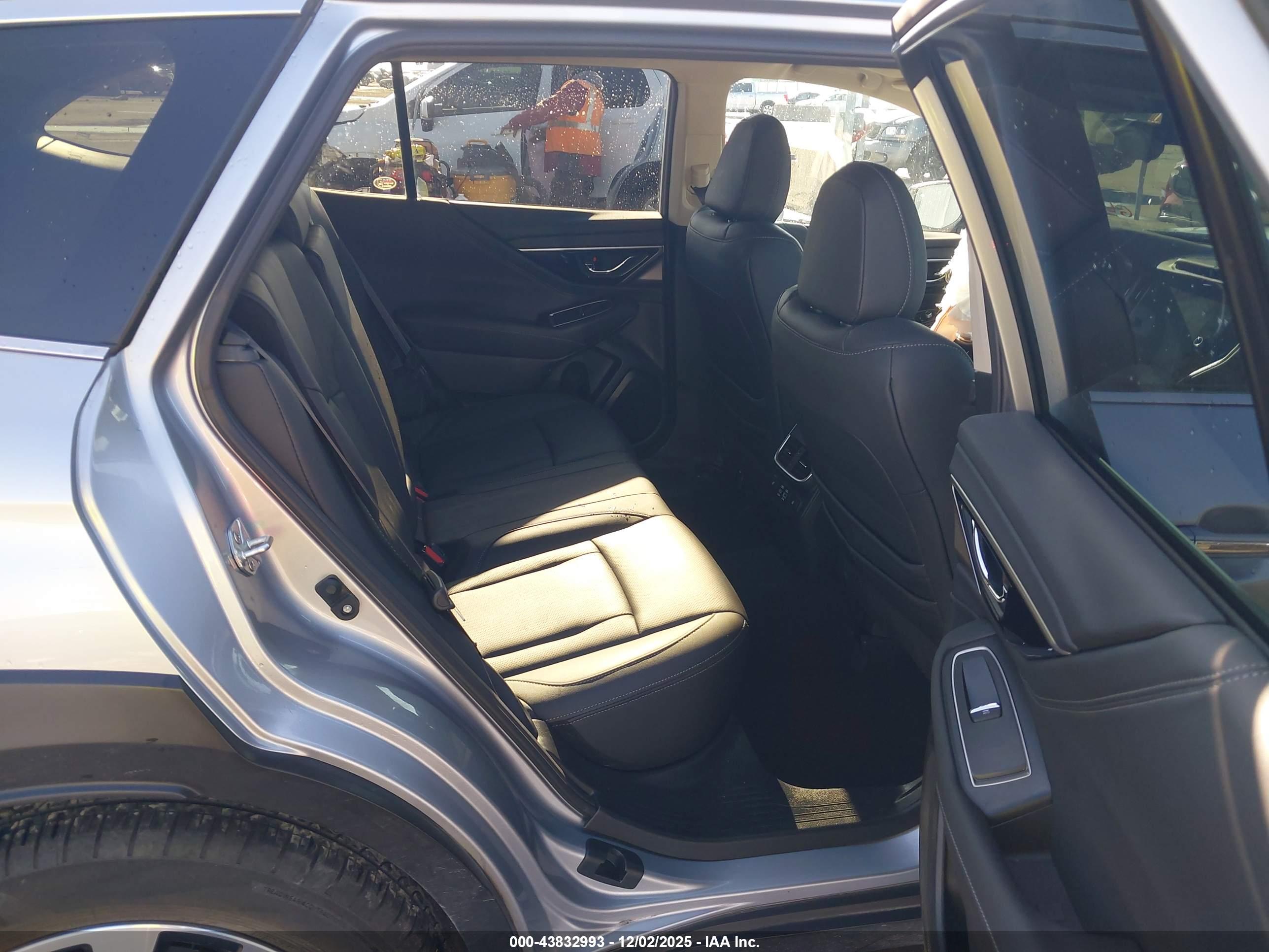 SUBARU OUTBACK image 8