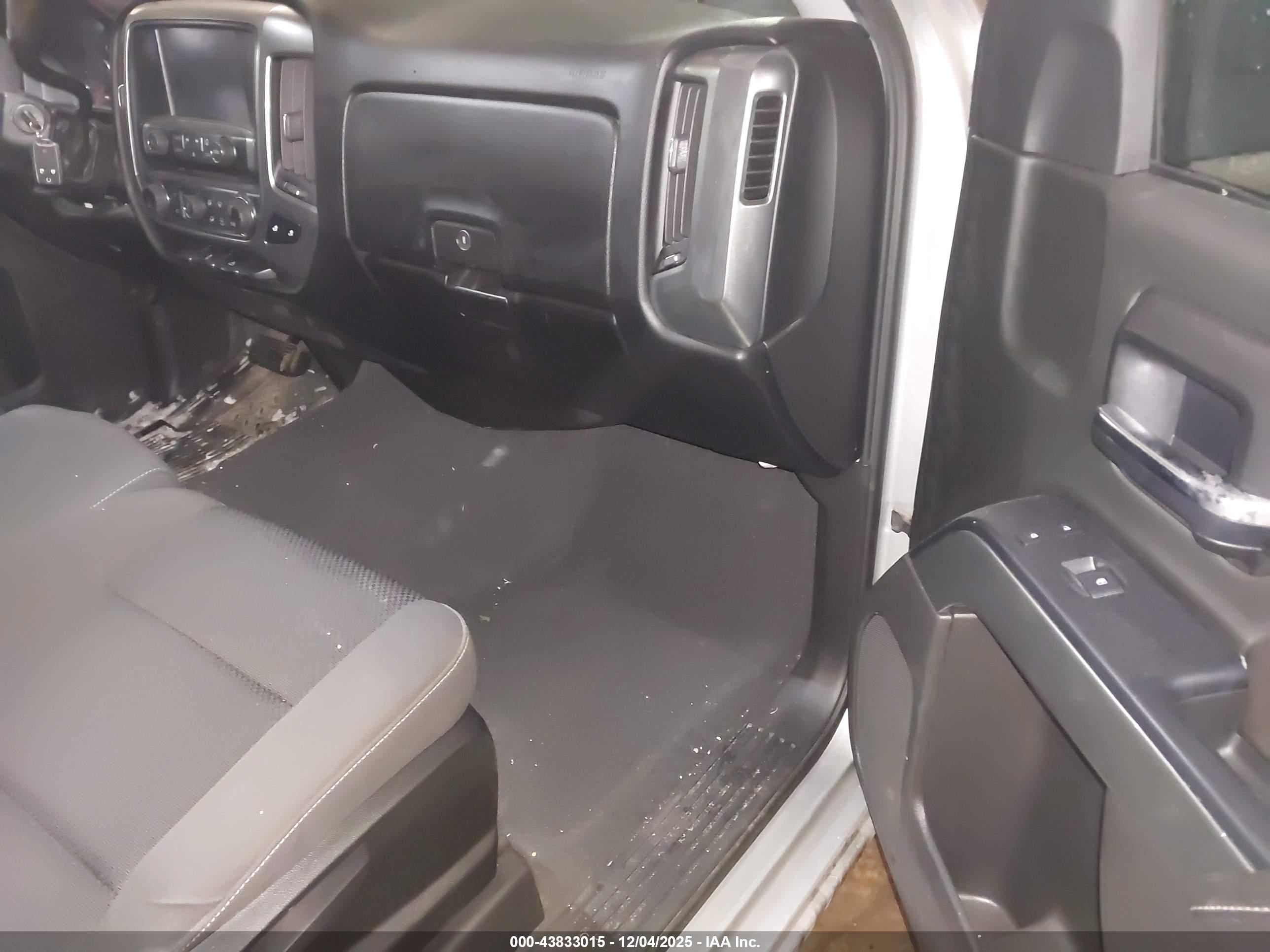 CHEVROLET SILVERADO image 5