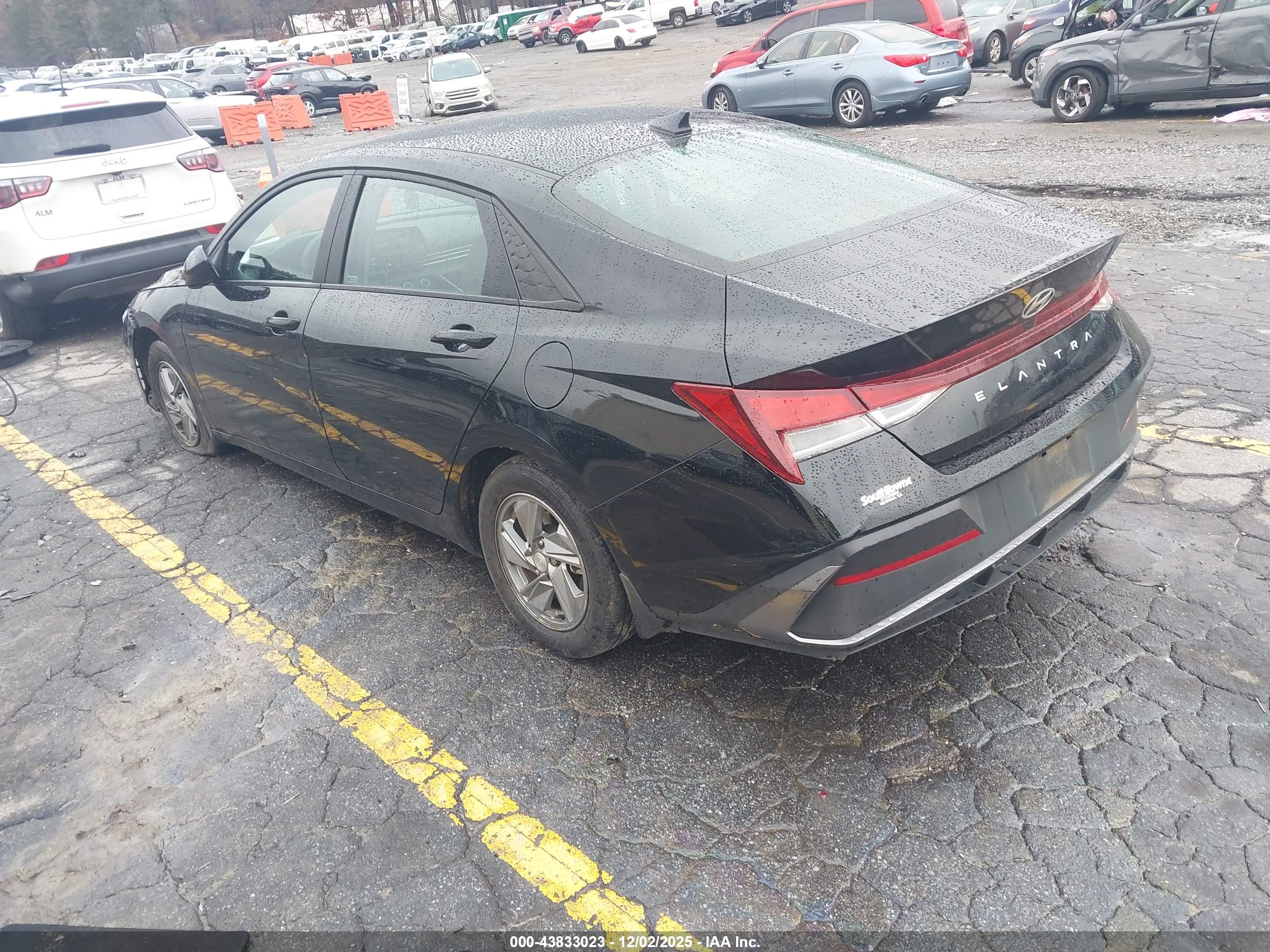 HYUNDAI ELANTRA image 3
