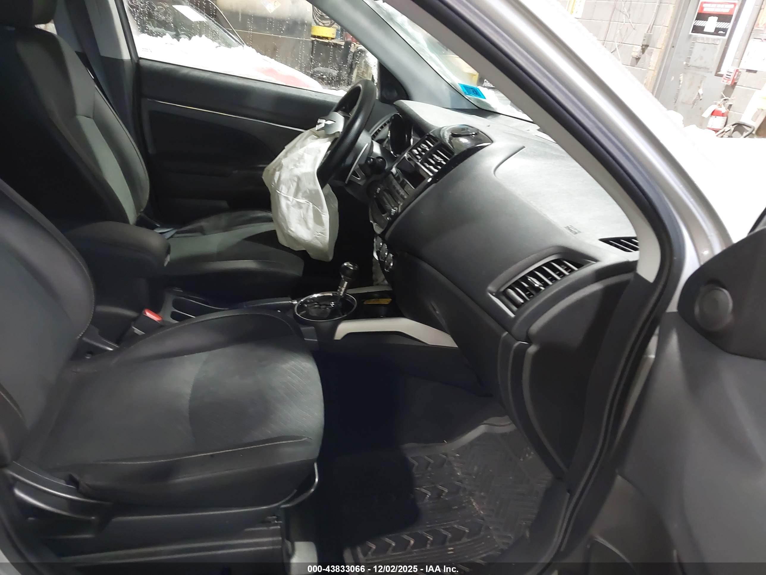 MITSUBISHI OUTLANDER image 5