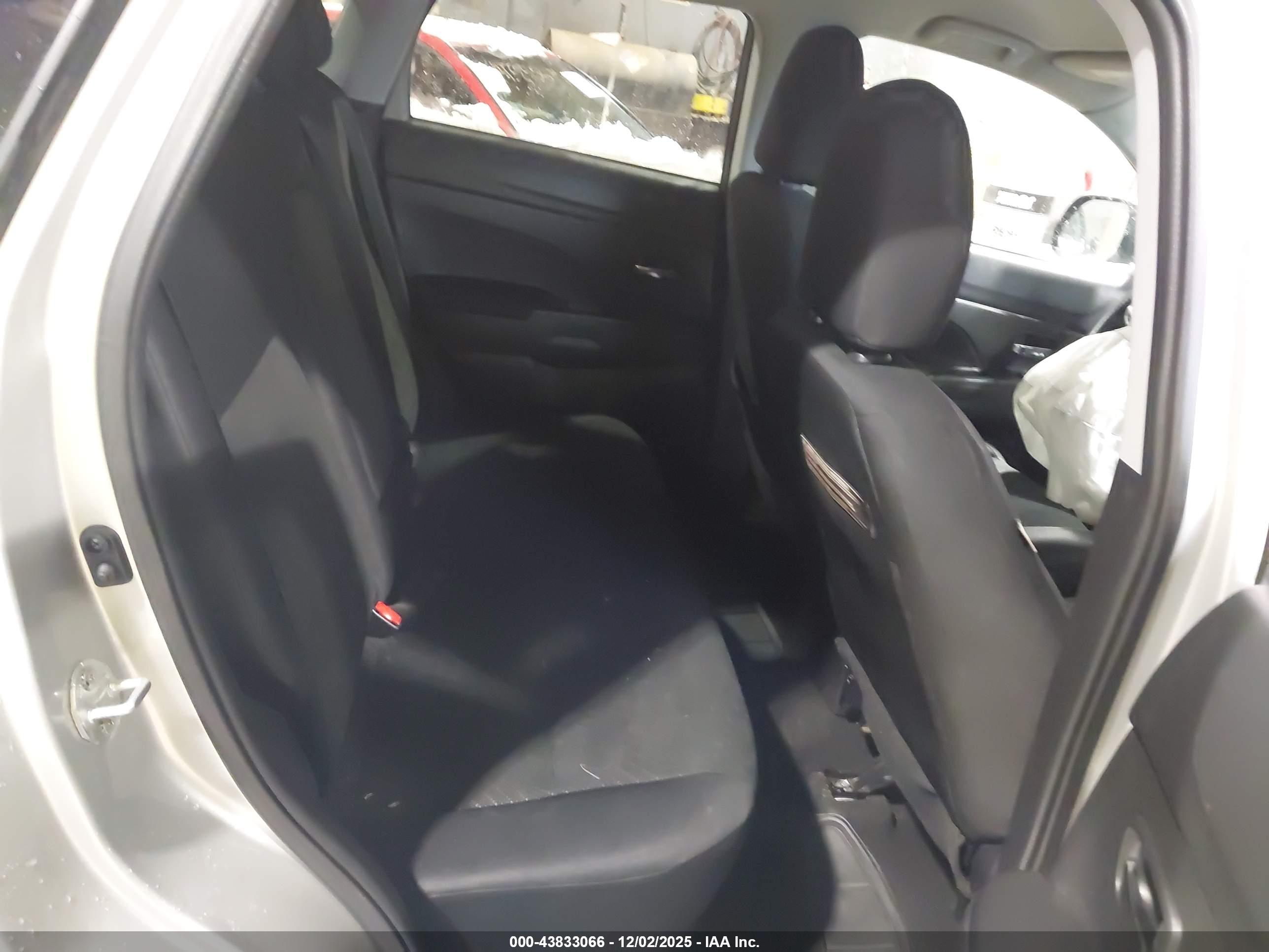 MITSUBISHI OUTLANDER image 8
