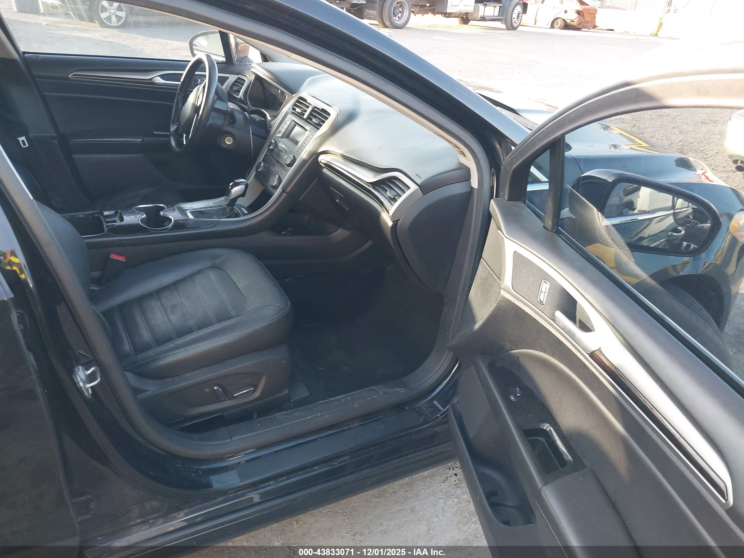 FORD FUSION image 5