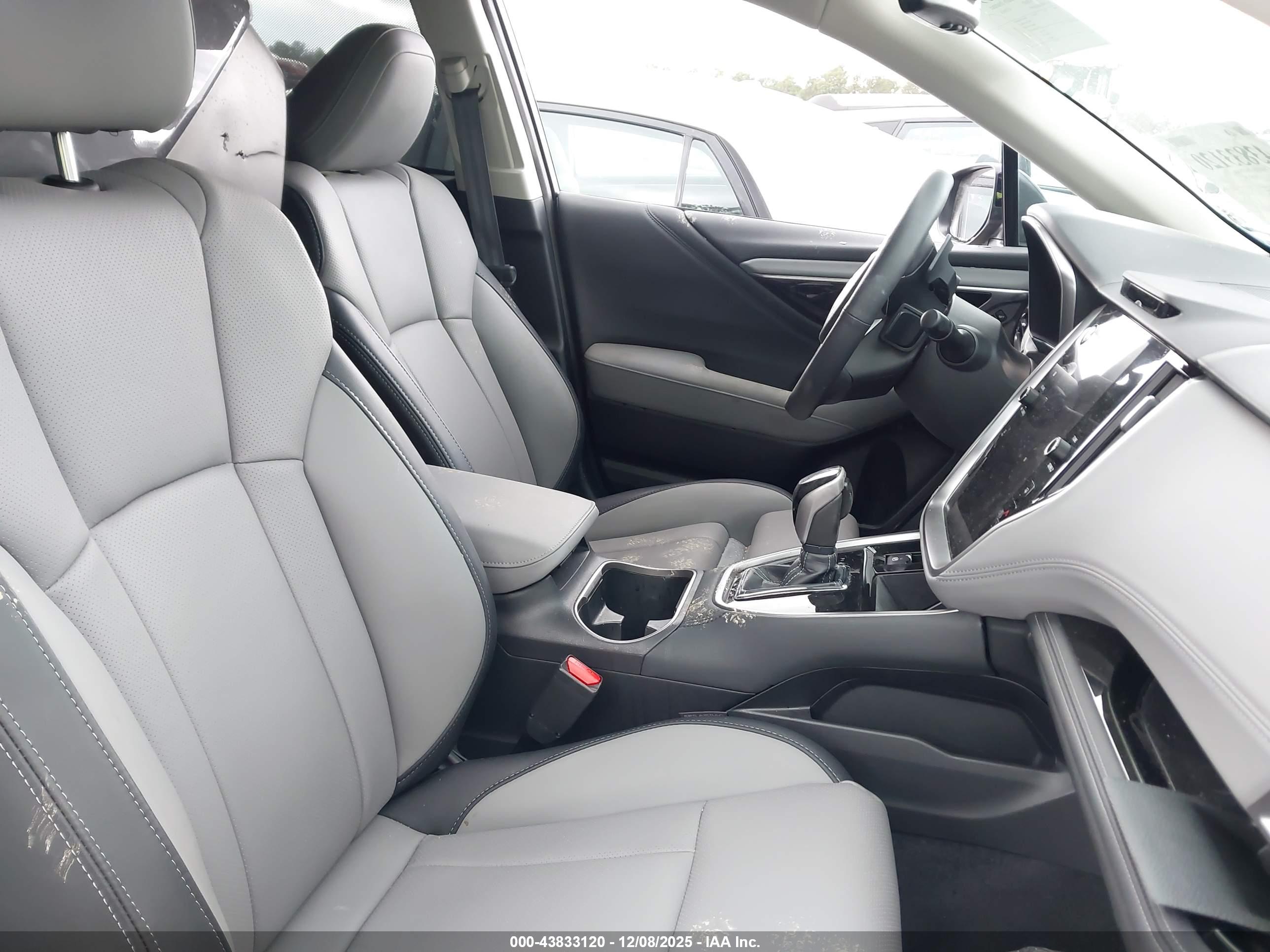 SUBARU OUTBACK image 5