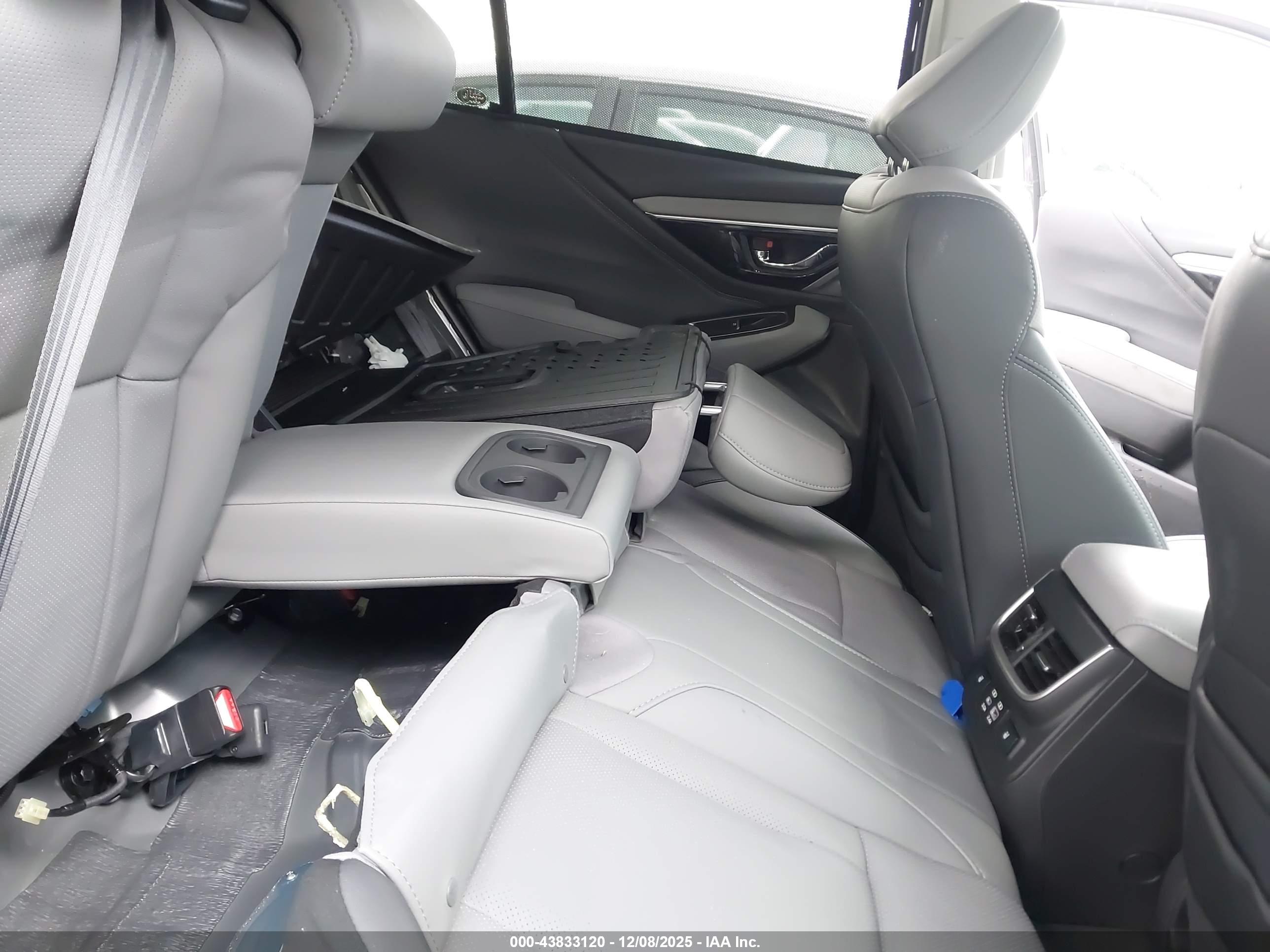 SUBARU OUTBACK image 8