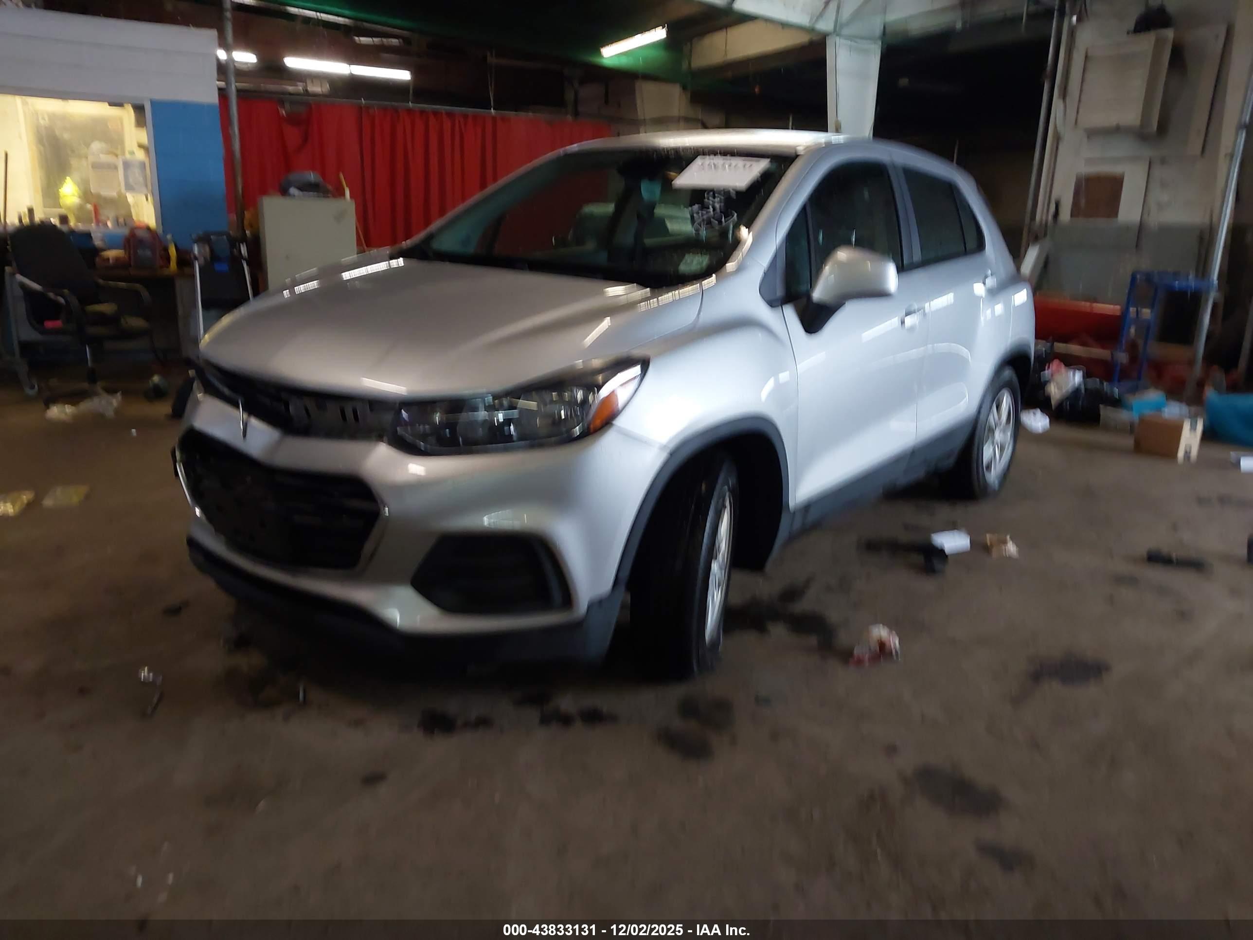 CHEVROLET TRAX image 2