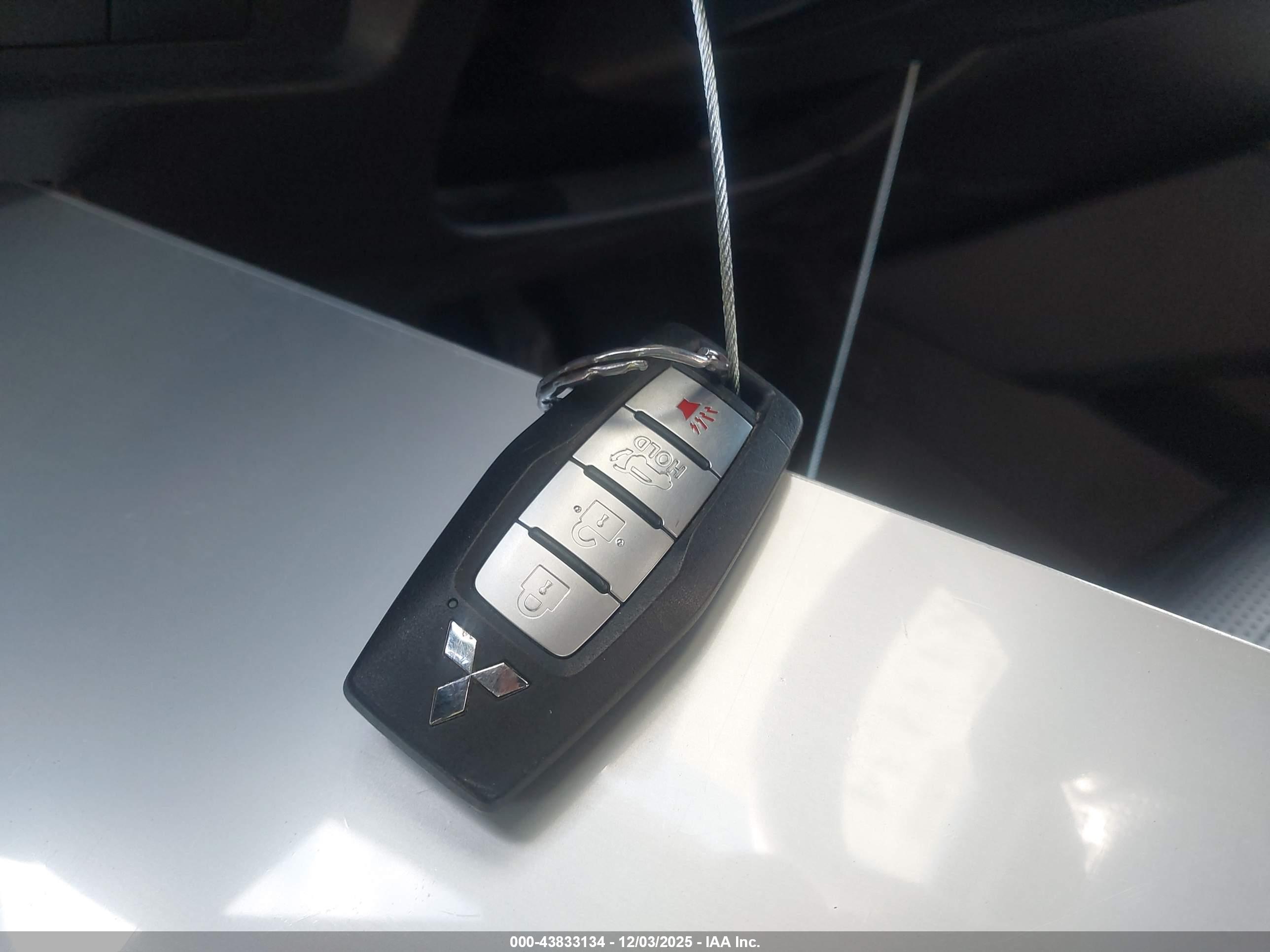 MITSUBISHI OUTLANDER image 11