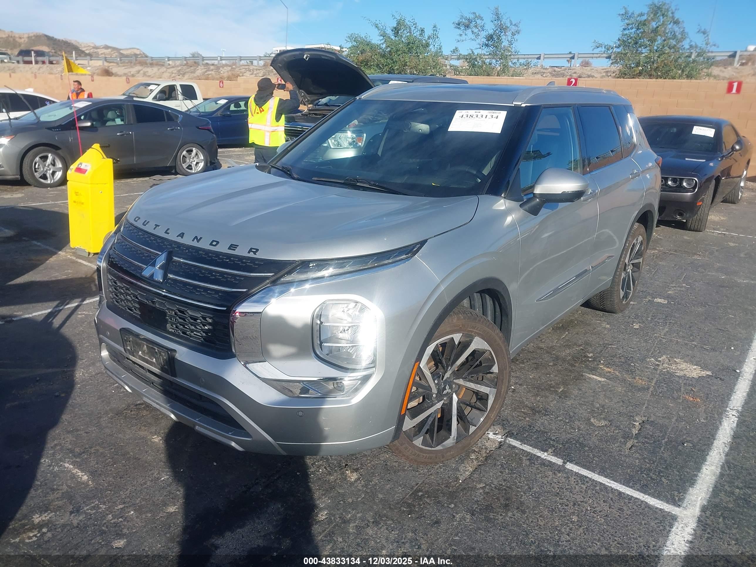 MITSUBISHI OUTLANDER image 2