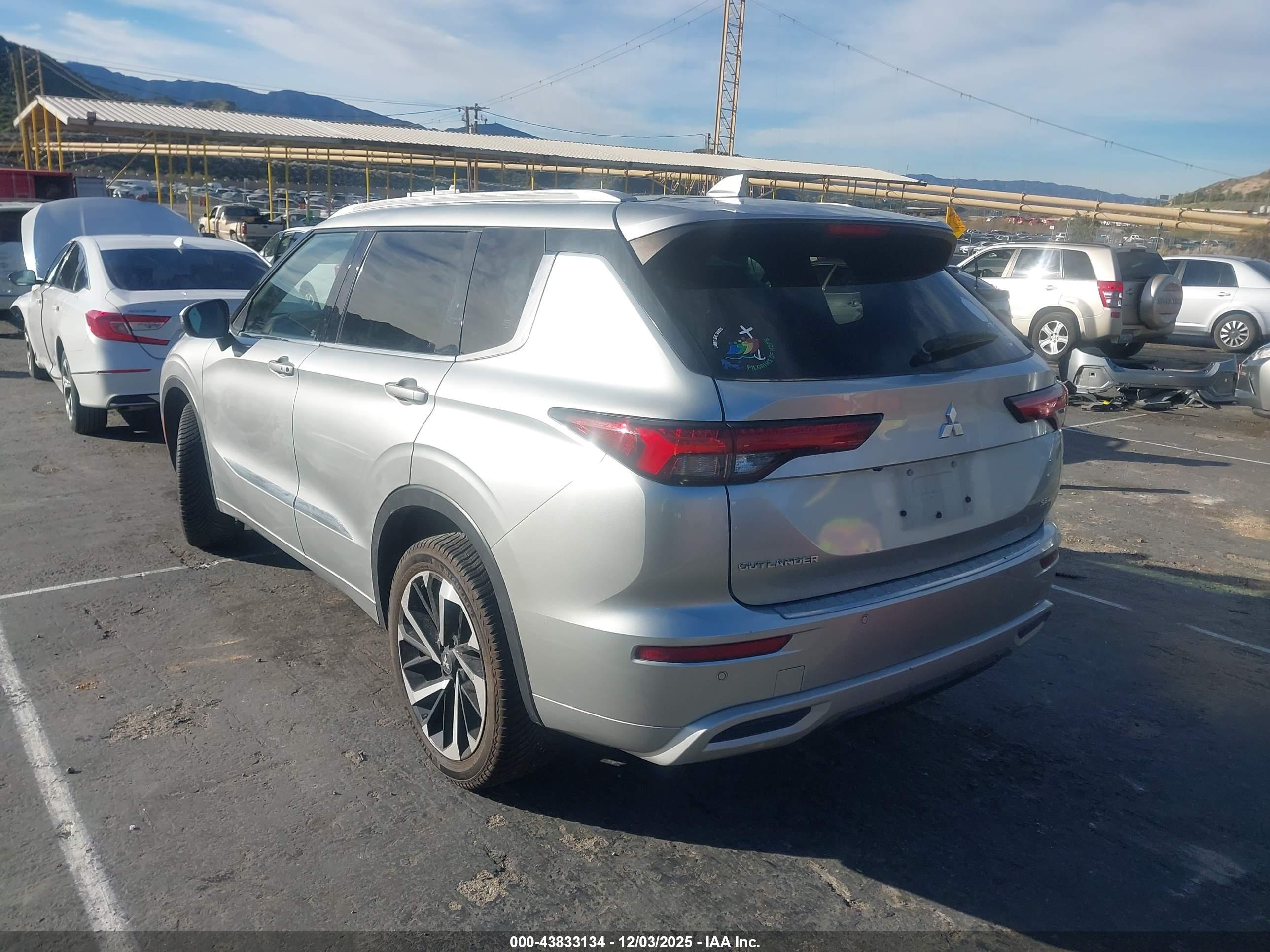 MITSUBISHI OUTLANDER image 3