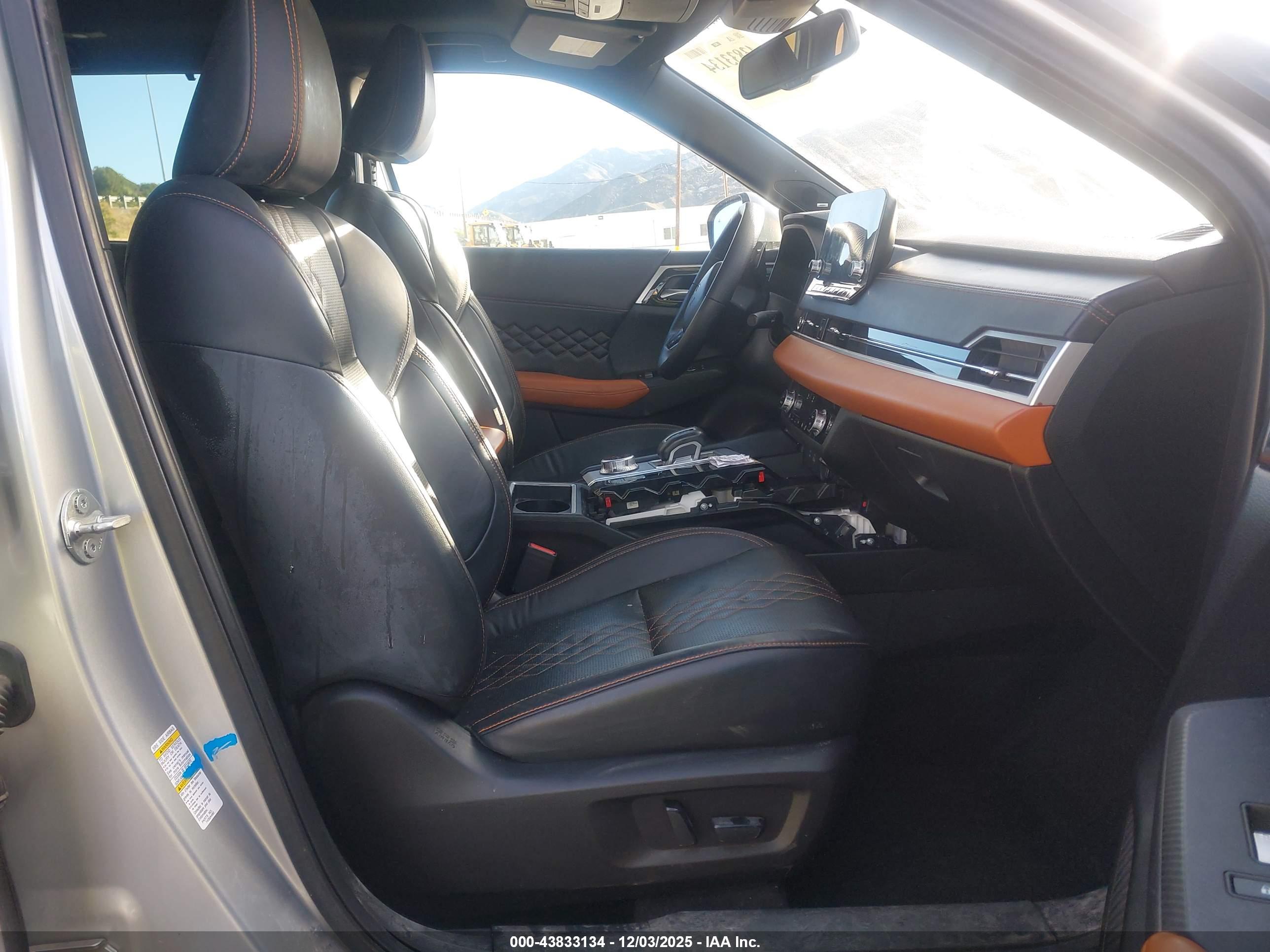 MITSUBISHI OUTLANDER image 6