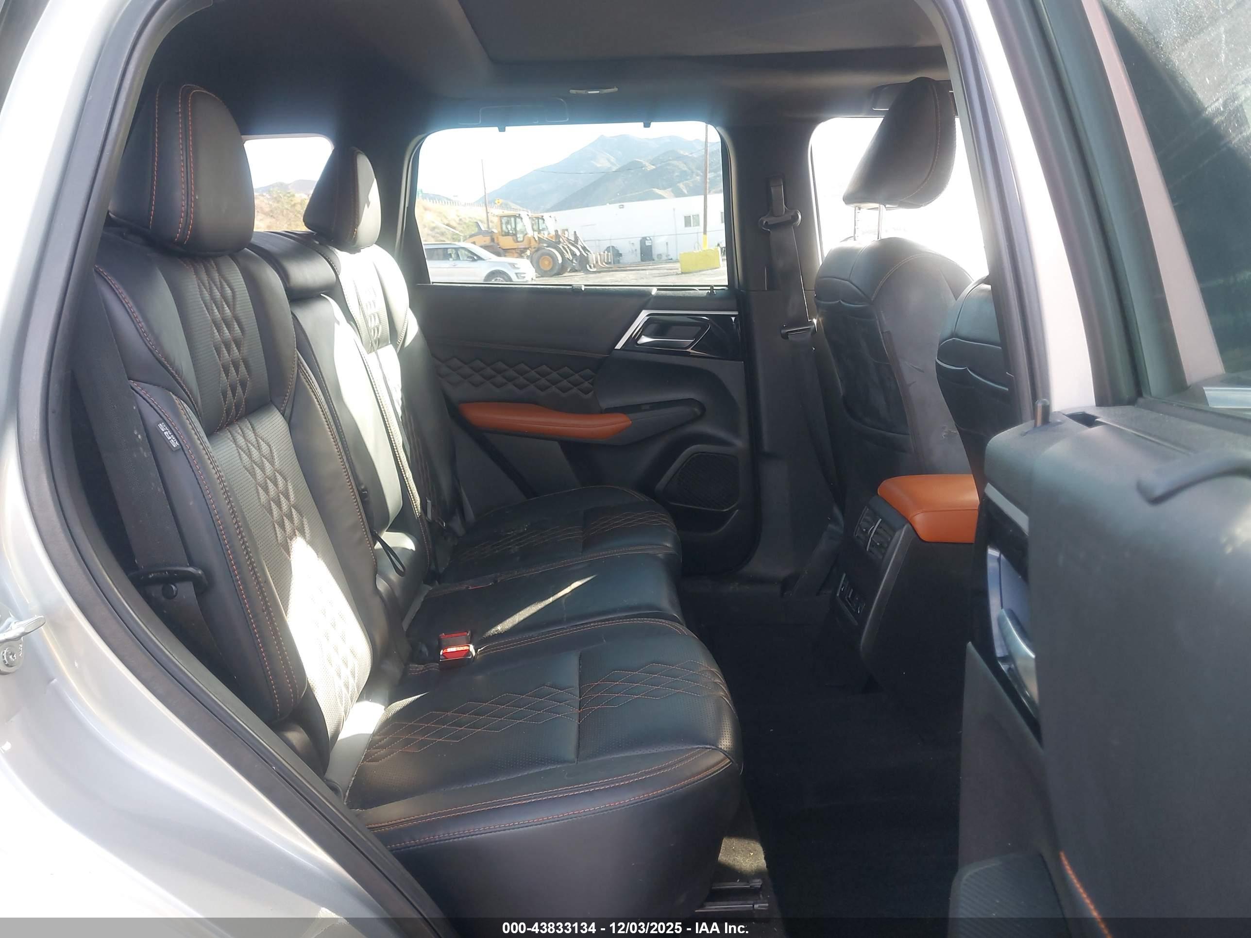 MITSUBISHI OUTLANDER image 8