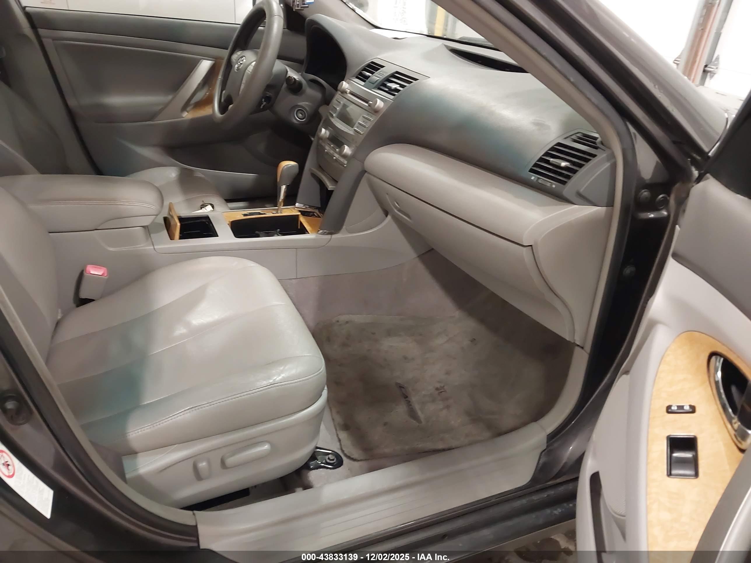 TOYOTA CAMRY image 5