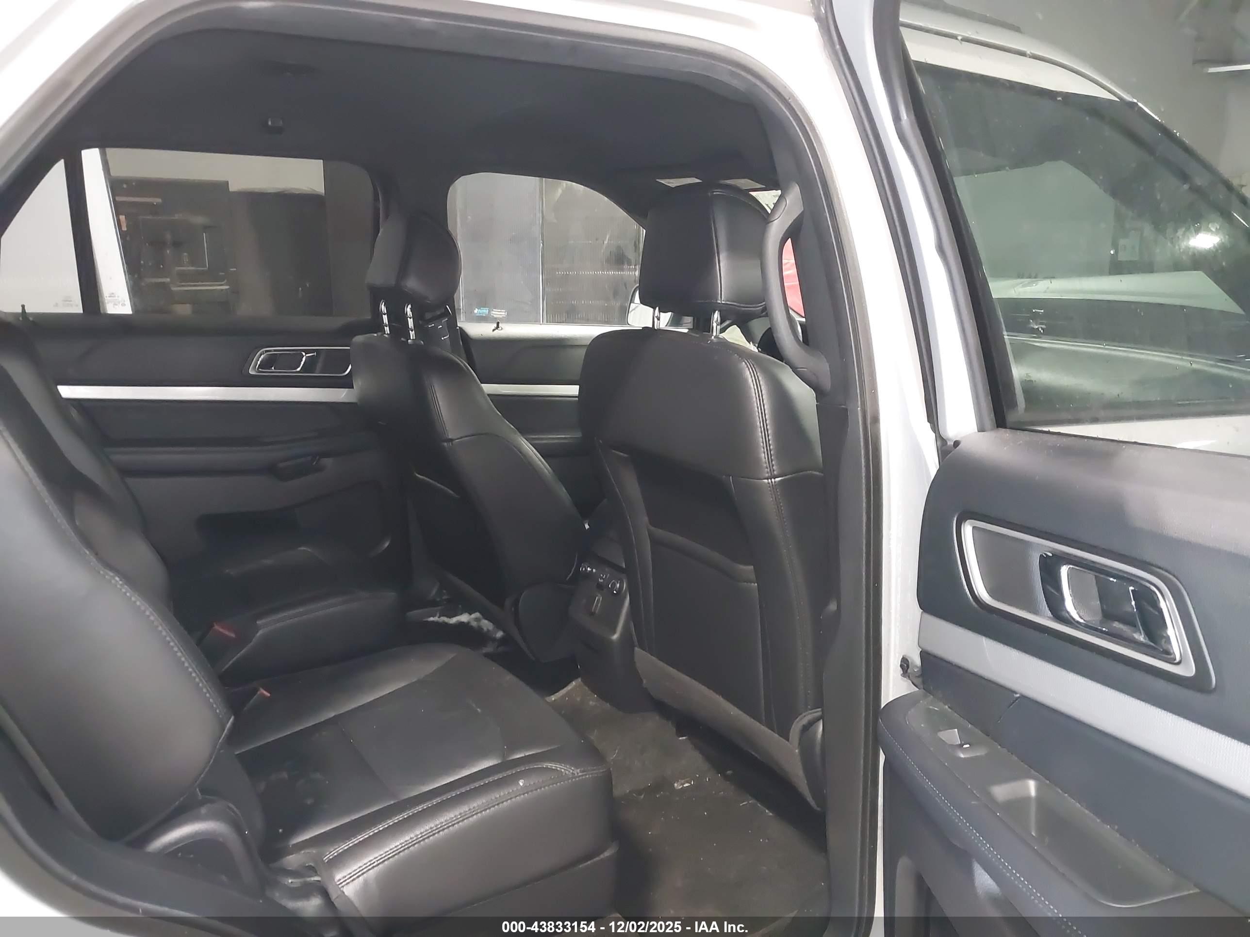 FORD EXPLORER image 8