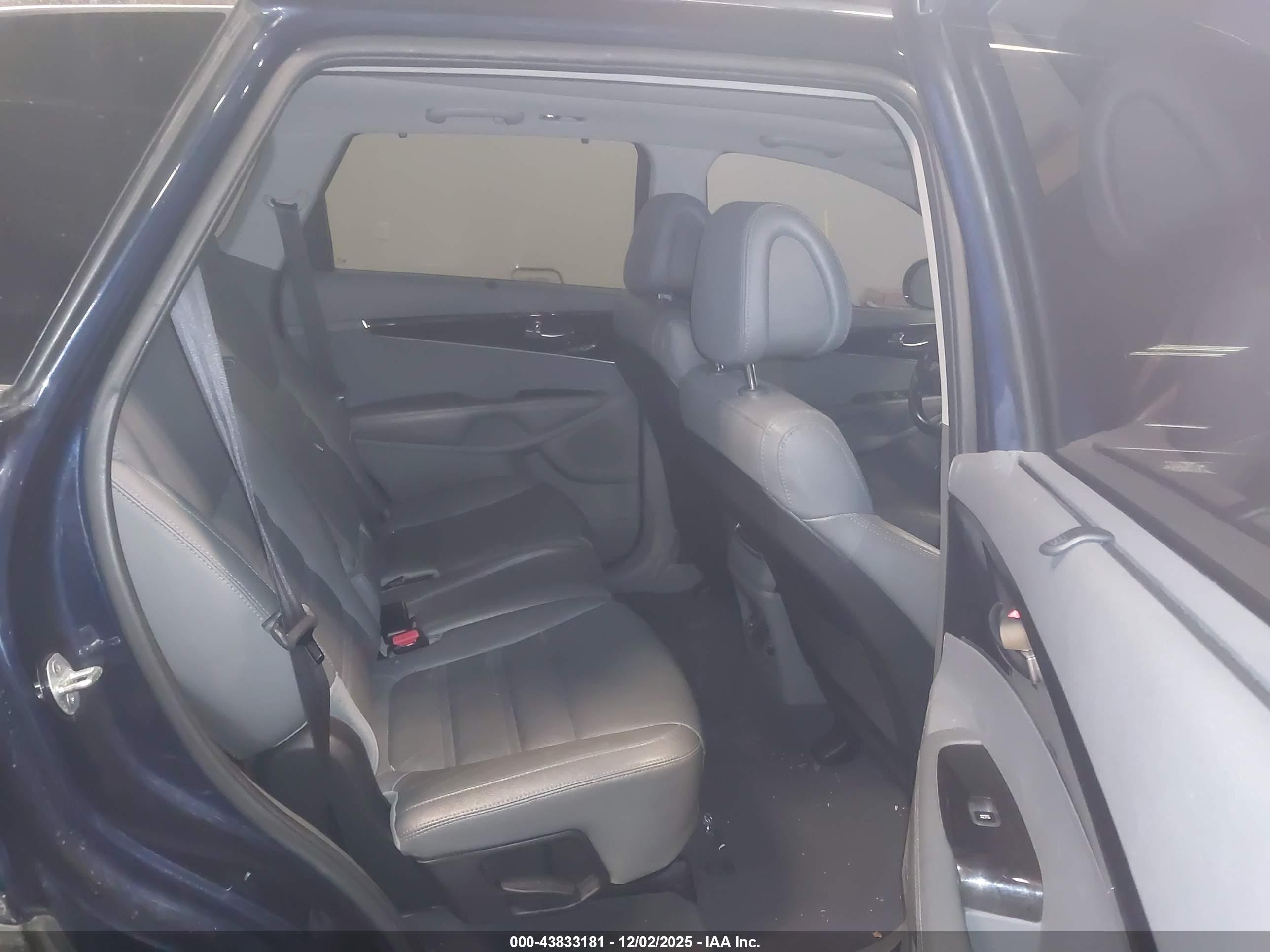 KIA SORENTO image 8