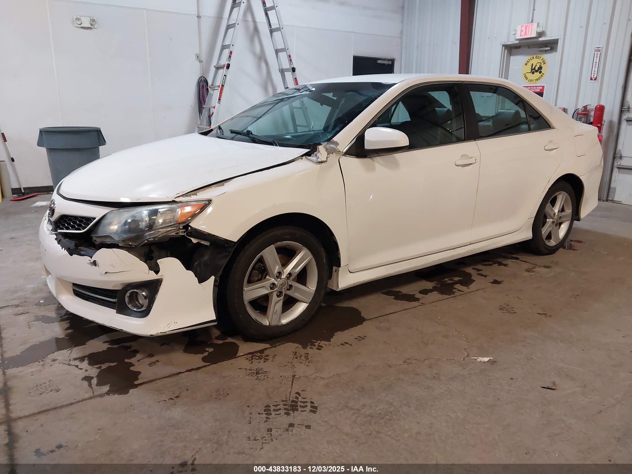 TOYOTA CAMRY image 2