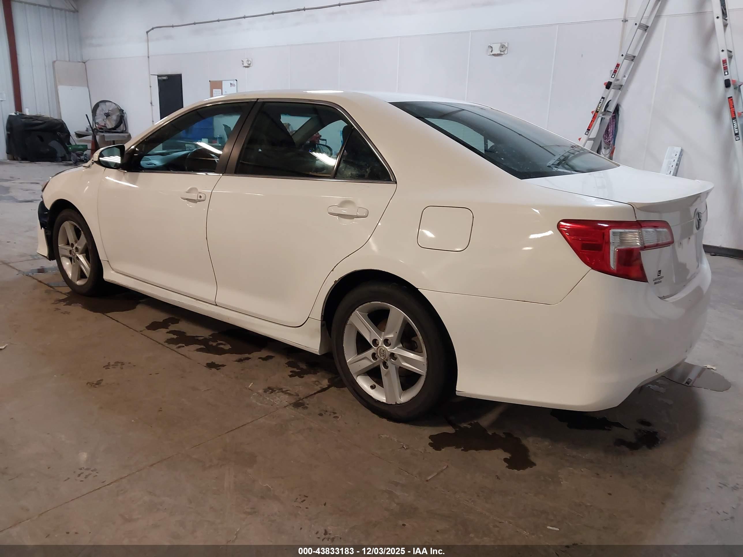 TOYOTA CAMRY image 3