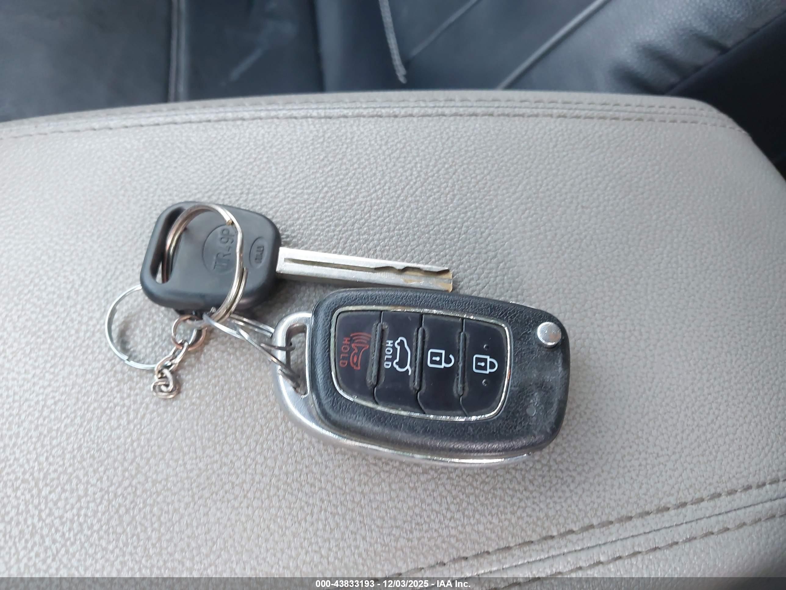 HYUNDAI TUCSON image 11