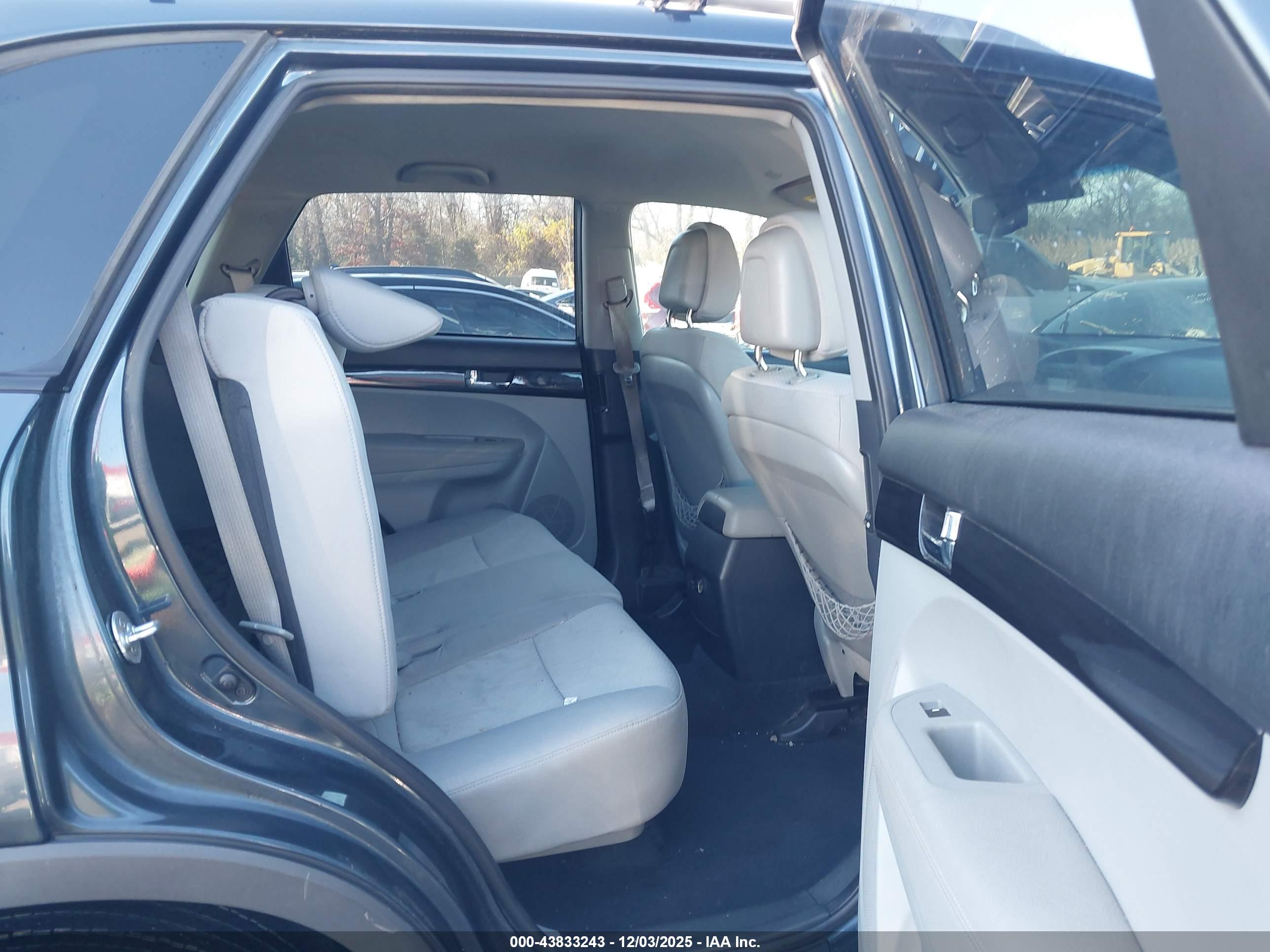 KIA SORENTO image 8