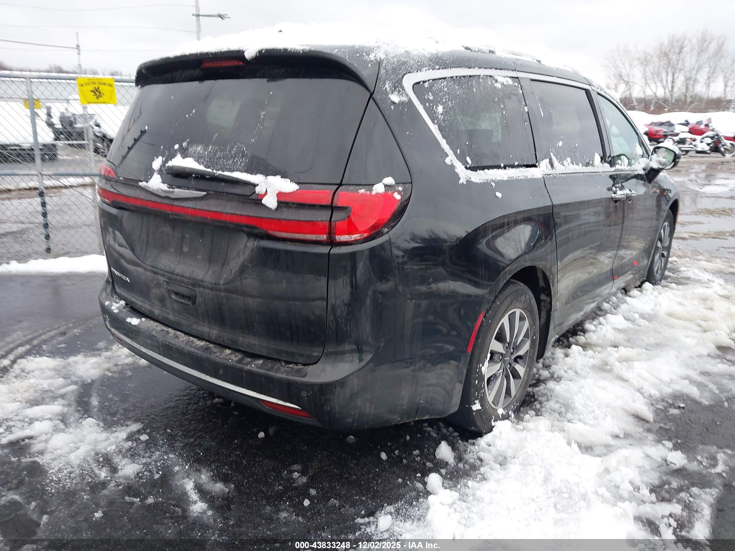 CHRYSLER PACIFICA image 4