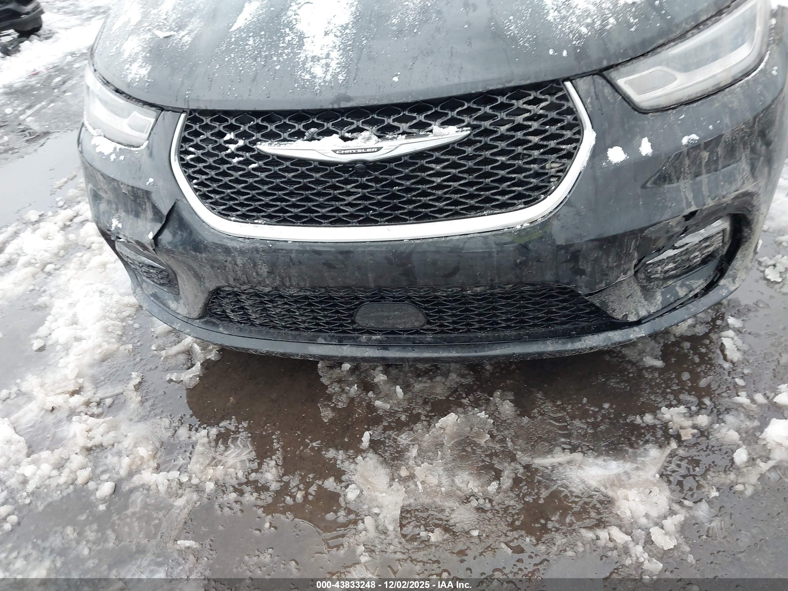 CHRYSLER PACIFICA image 6