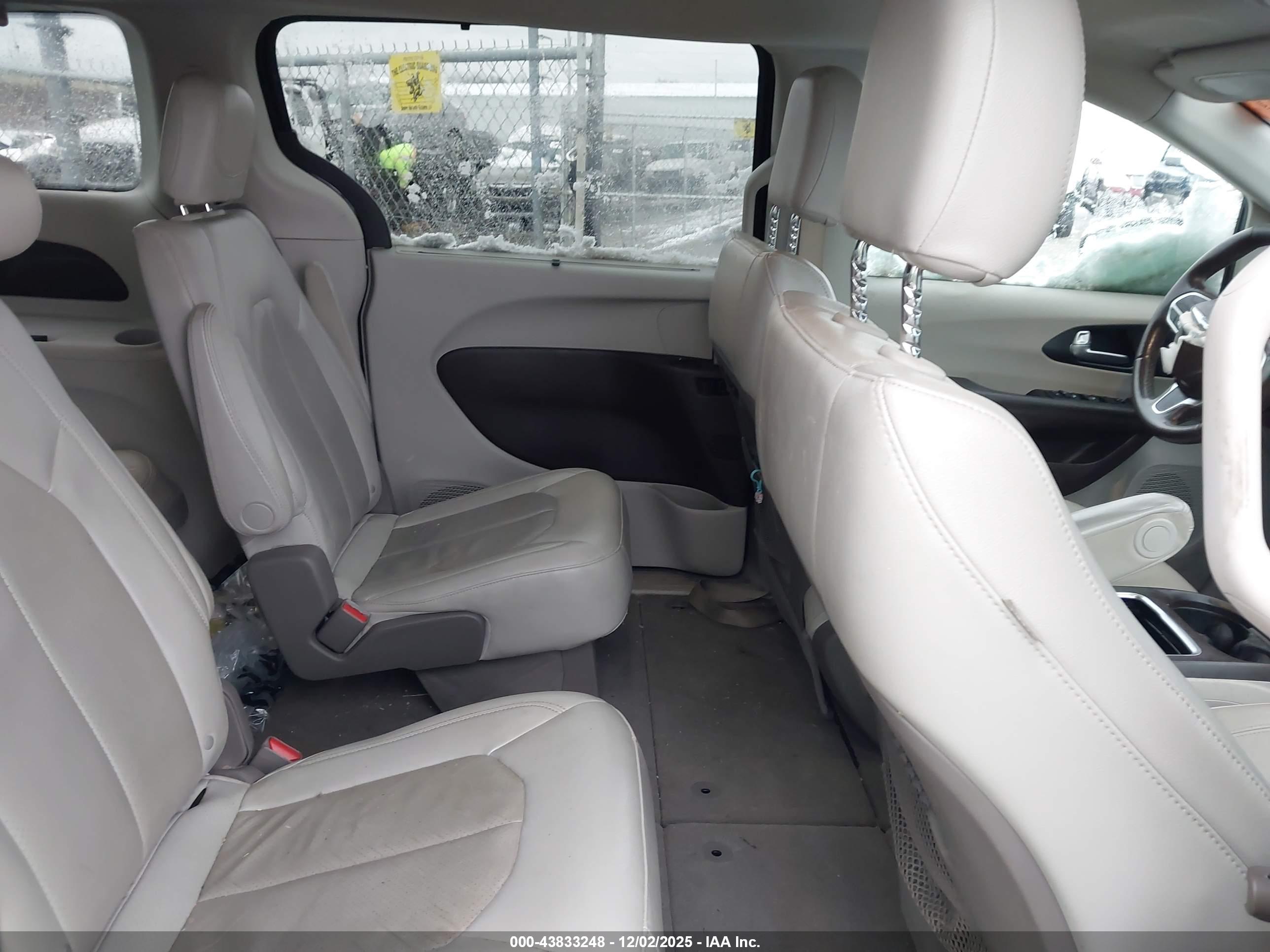 CHRYSLER PACIFICA image 8