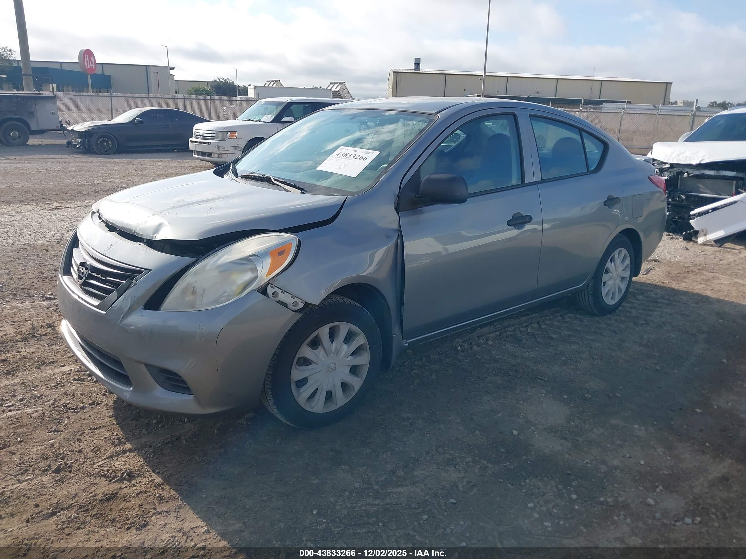NISSAN VERSA image 2
