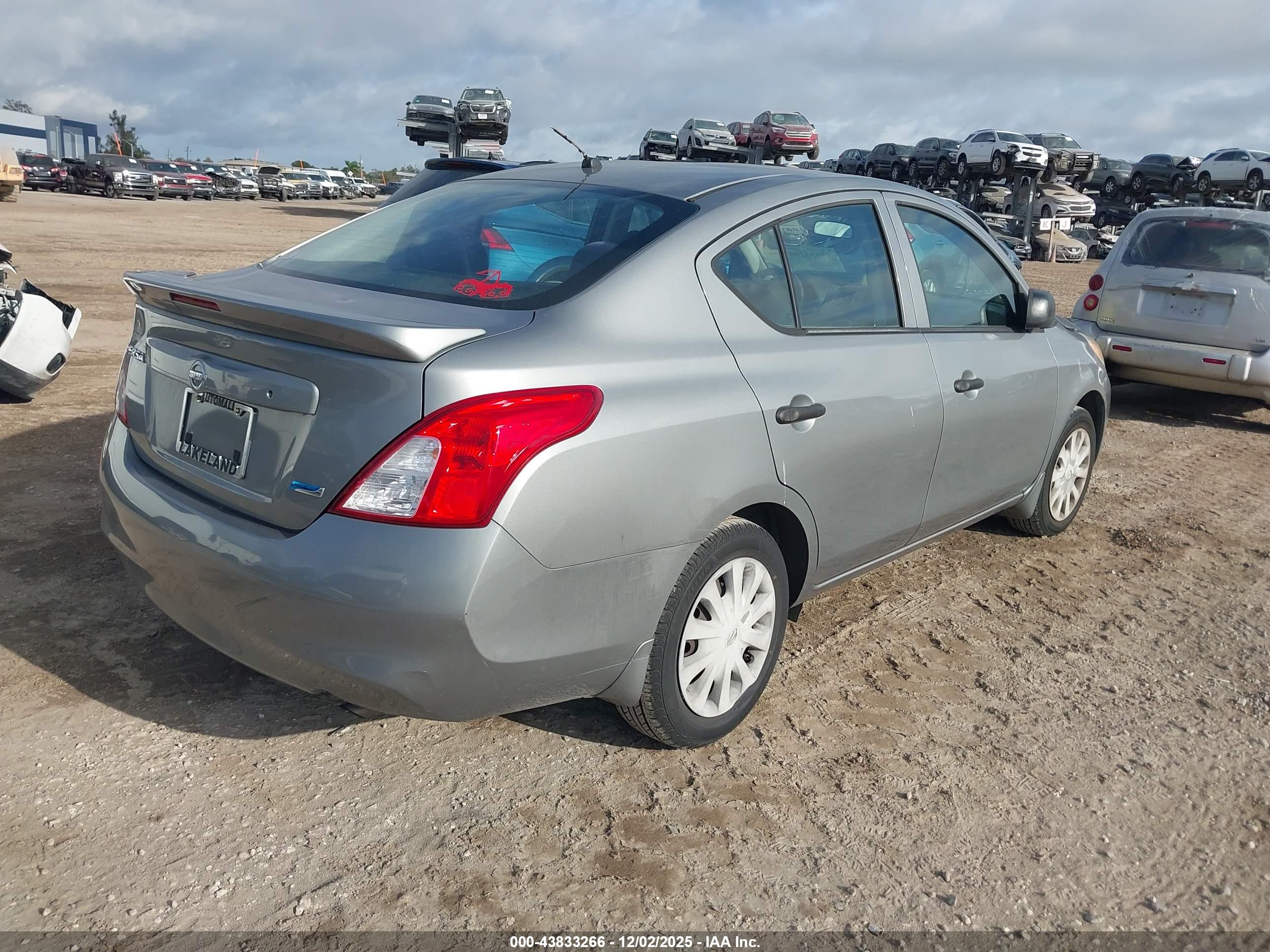 NISSAN VERSA image 4