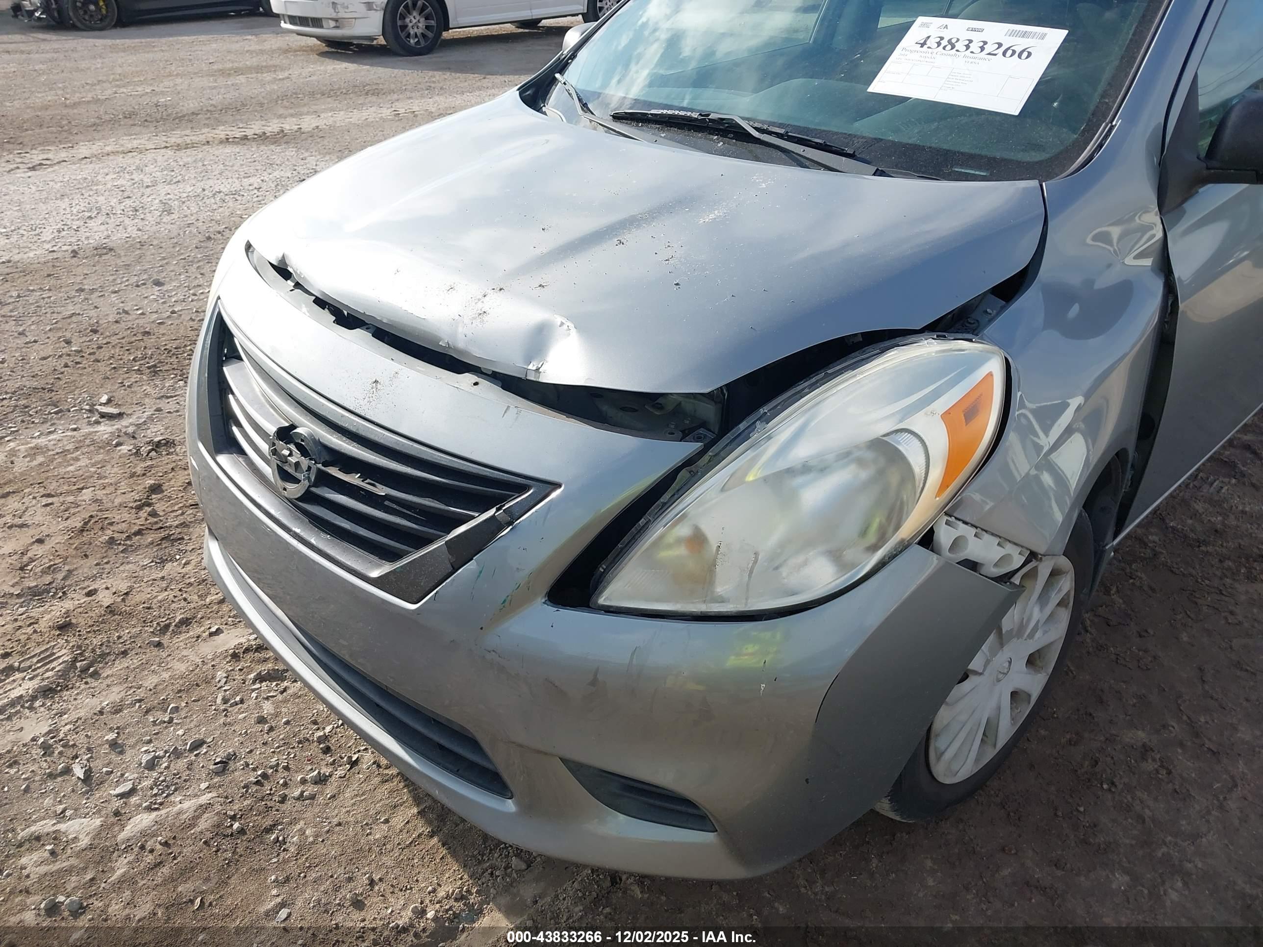 NISSAN VERSA image 6