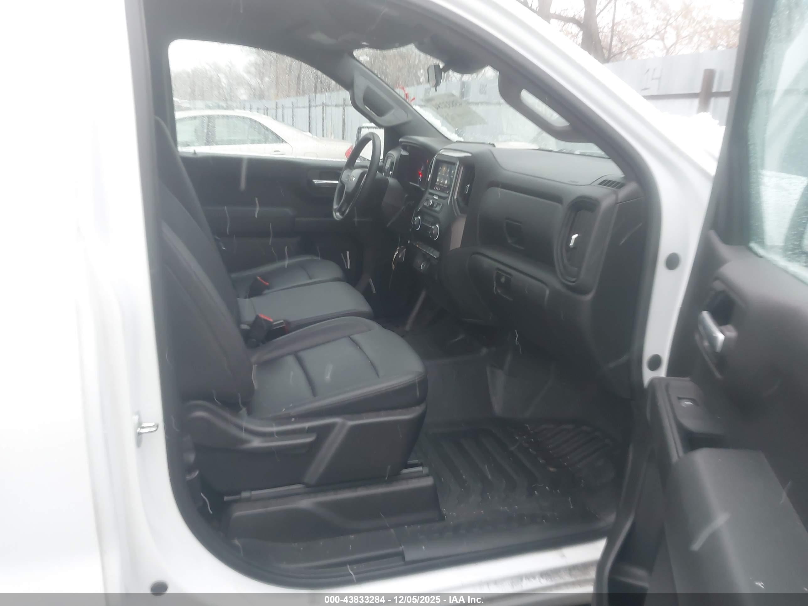 CHEVROLET SILVERADO image 5