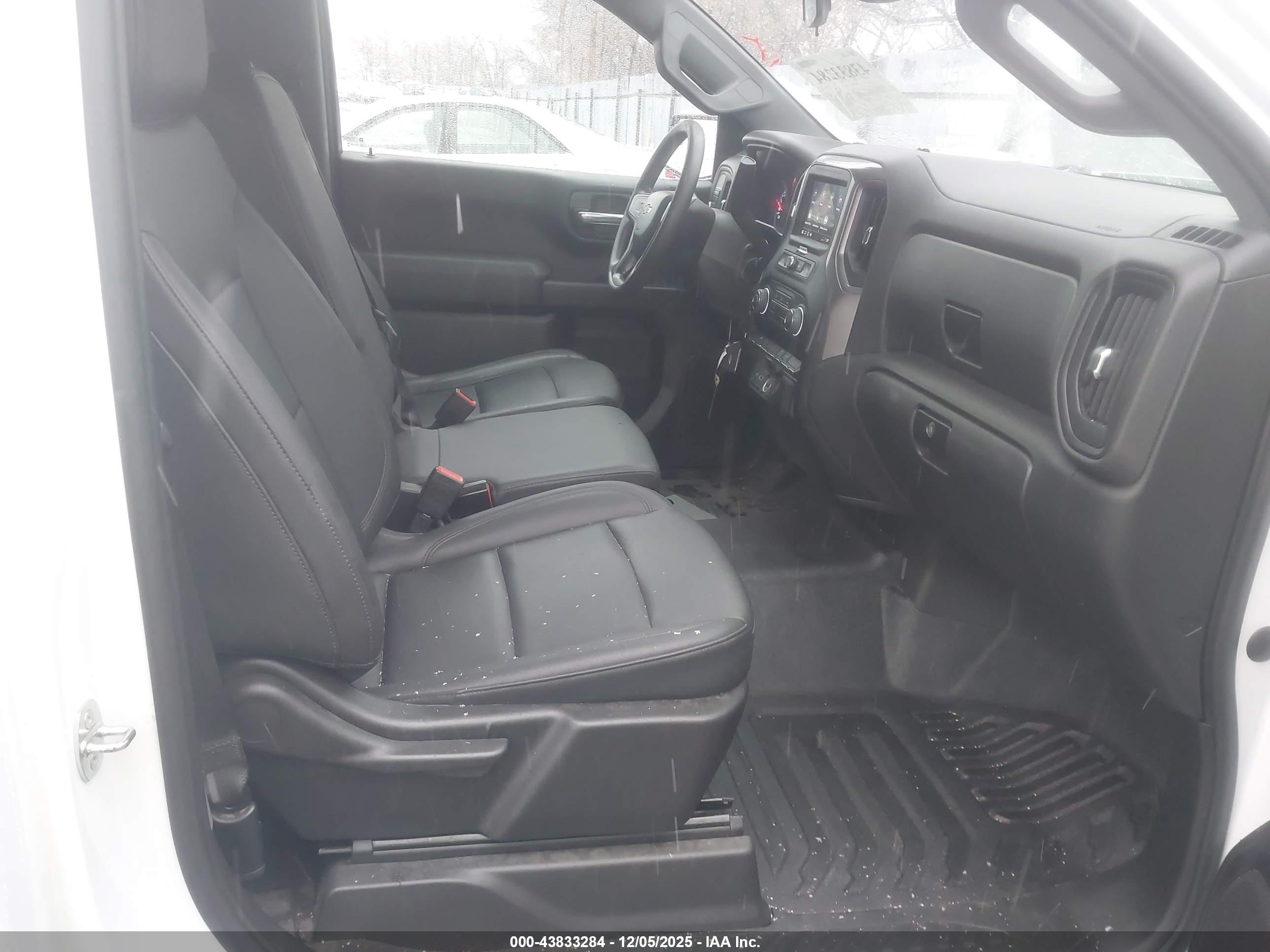 CHEVROLET SILVERADO image 8