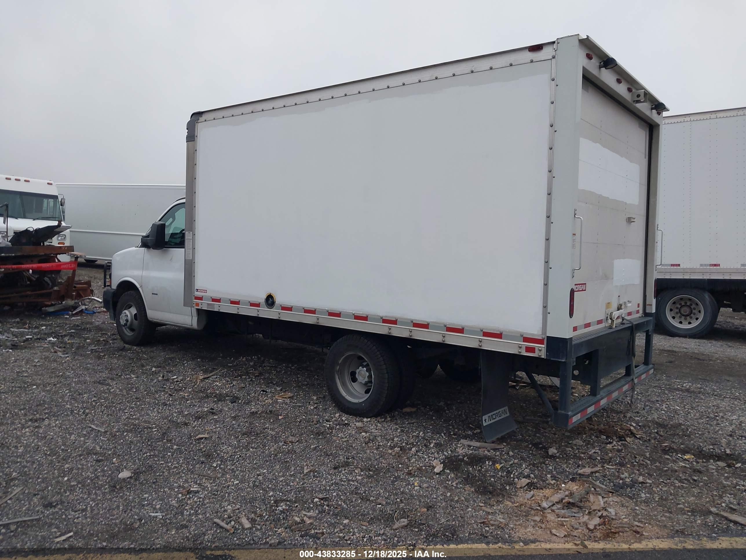 CHEVROLET EXPRESS image 3