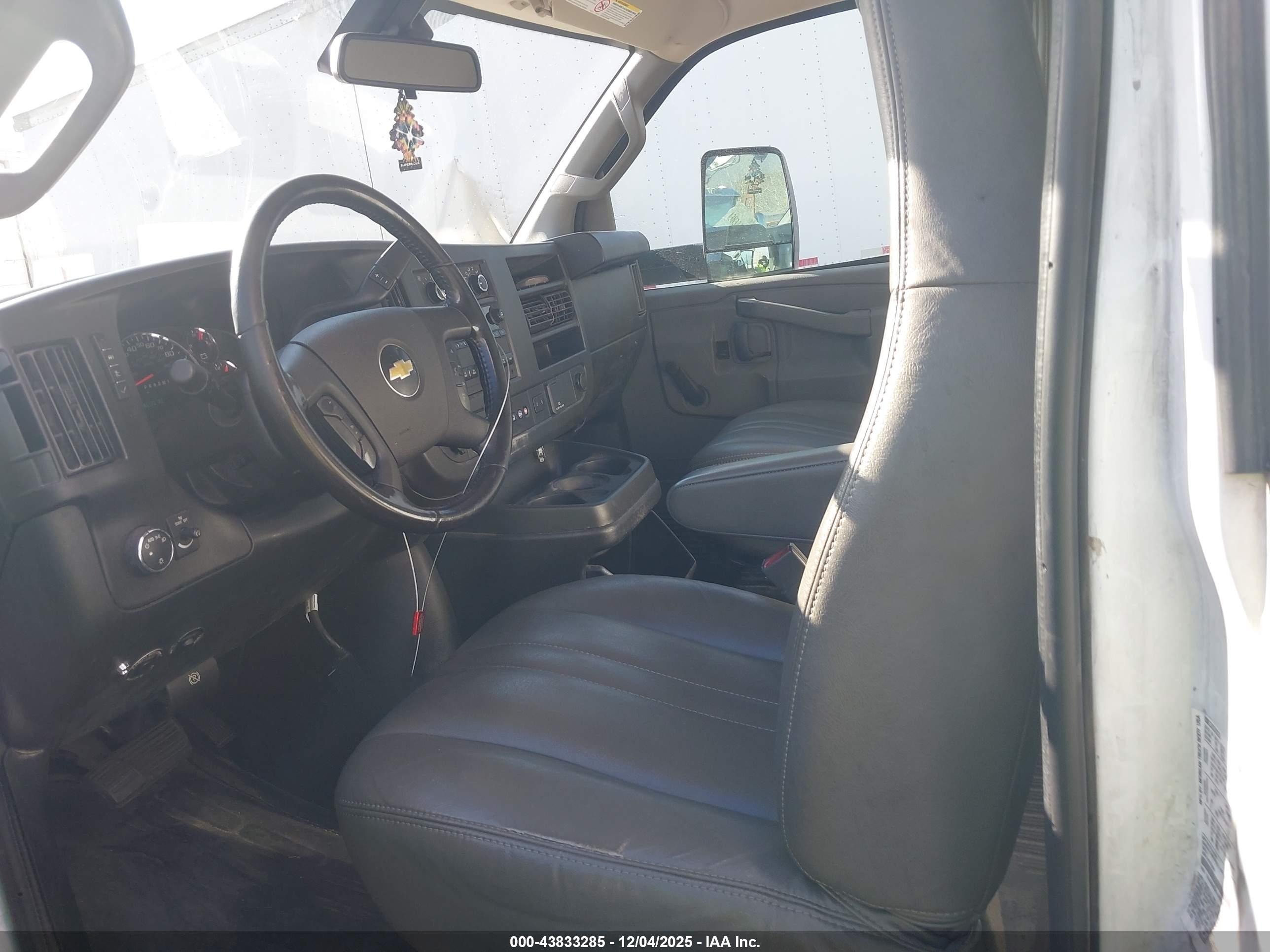 CHEVROLET EXPRESS image 8