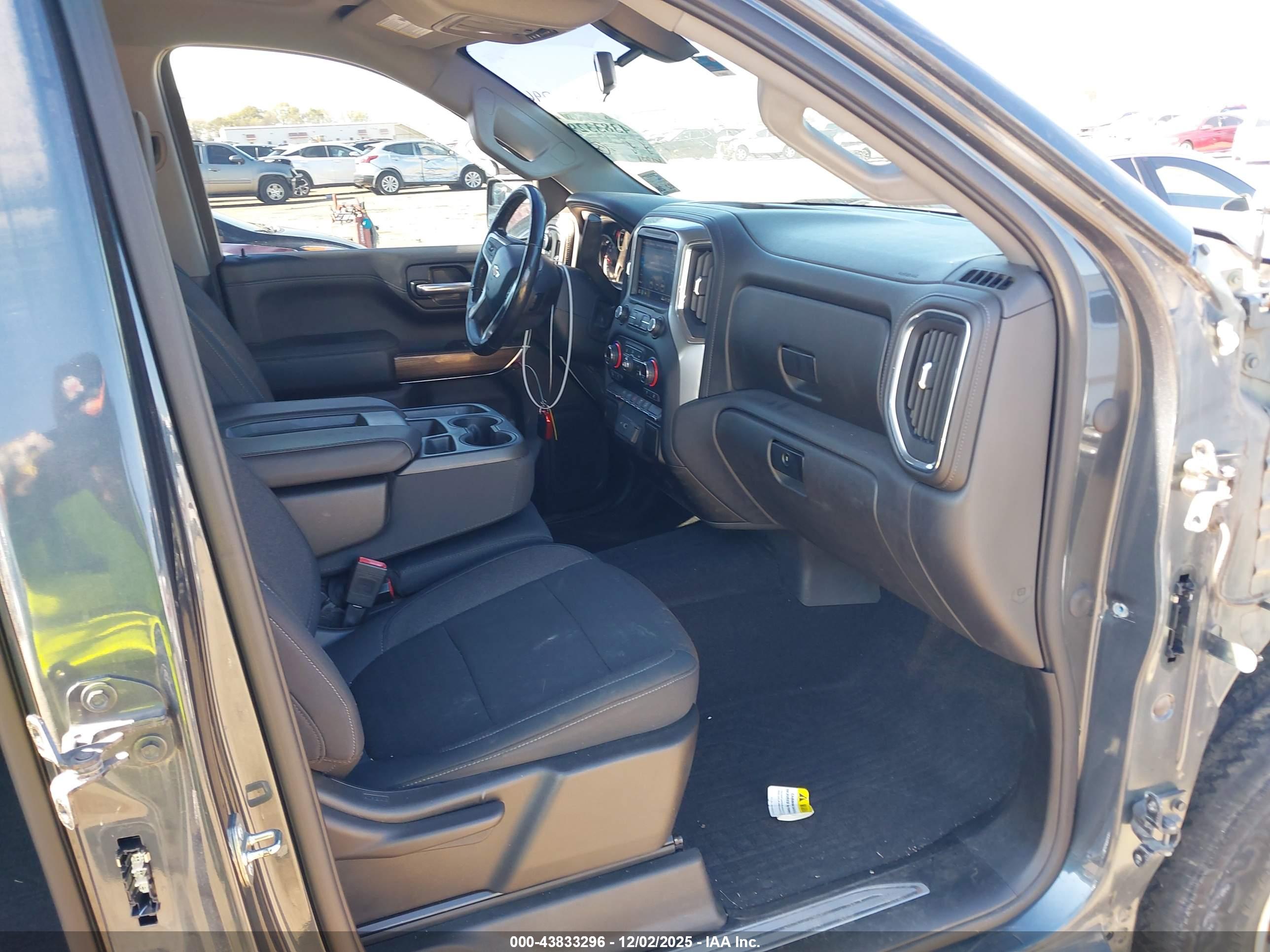 CHEVROLET SILVERADO image 5